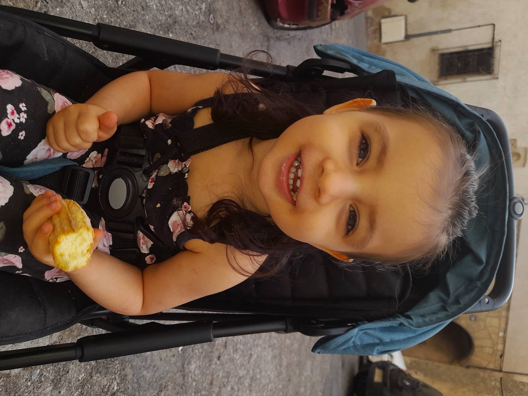 Amelia a rejoint le concours — aidez-le/la à gagner de superbes lots ! auto_part, automotive_exterior, automotive_lighting, automotive_tire, automotive_wheel_system, baby_carriage, bumper, child, fun, joy, motor_vehicle, person, plant, sitting, smile, tableware, tire, tree, vehicle, vehicle_door