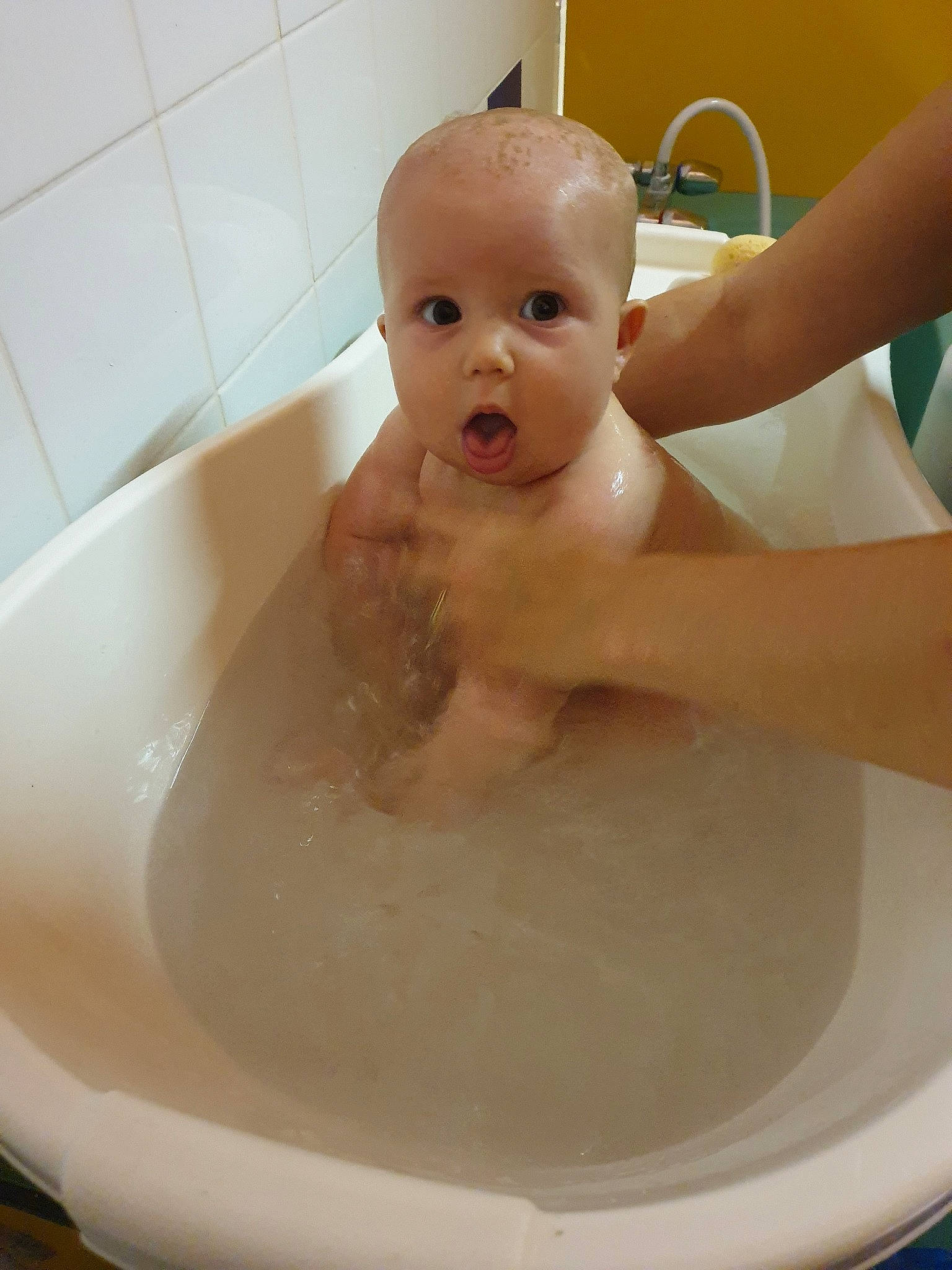 Rose a rejoint le concours — aidez-le/la à gagner de superbes lots ! baby, baby_bathing, bath_toy, bathing, bathroom, bathtub, chest, child, circle, fluid, fun, leisure, liquid, person, personal_care, plumbing, plumbing_fixture, smile, surprise, thumb