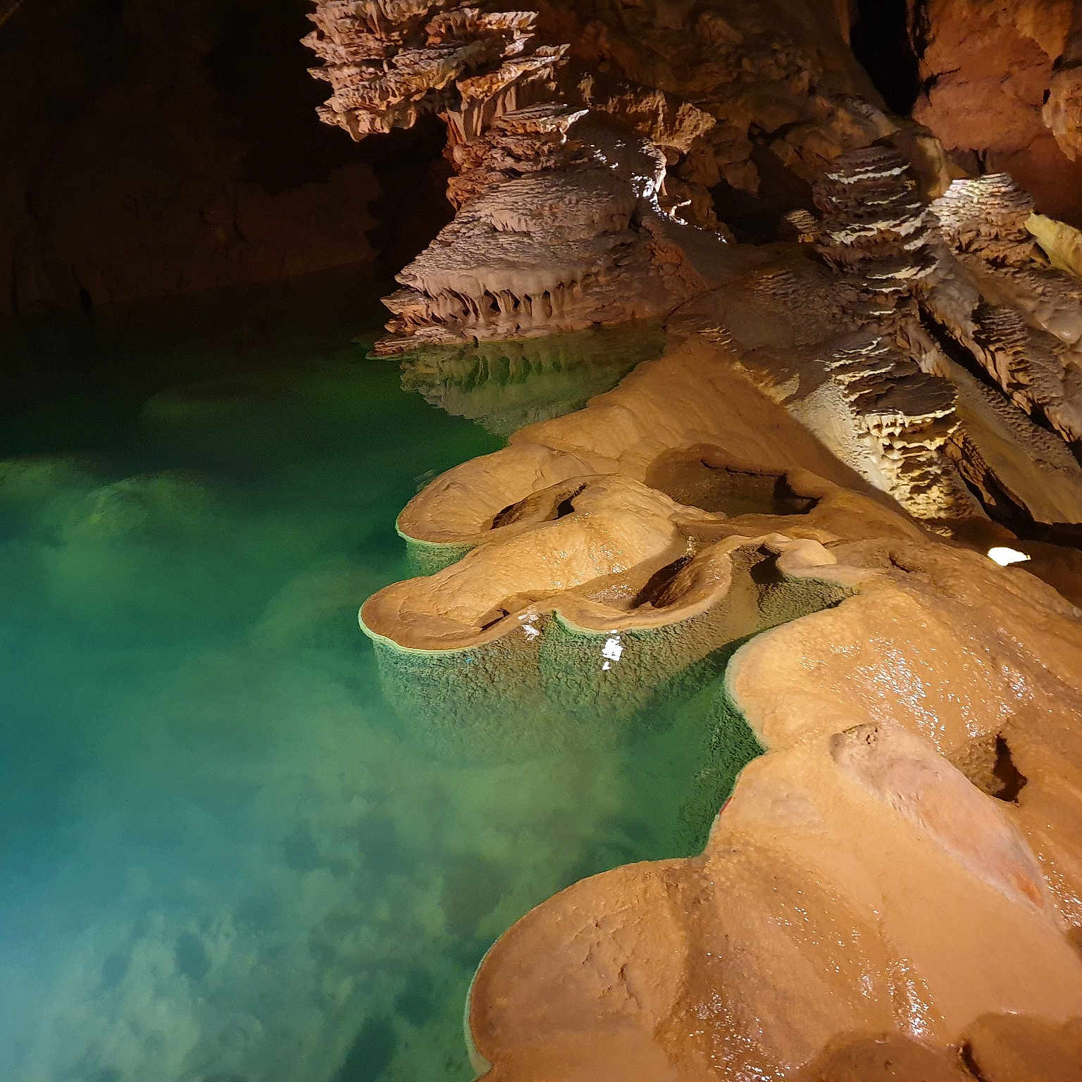 Océane participe au concours pour gagner de l'argent avec cette photo : badlands, bedrock, cave, erosion, formation, lake, landscape, limestone, mineral_spring, natural_landscape, recreation, reflection, rock, speleothem, spring, stalactite, stalagmite, underground_lake, water, wood