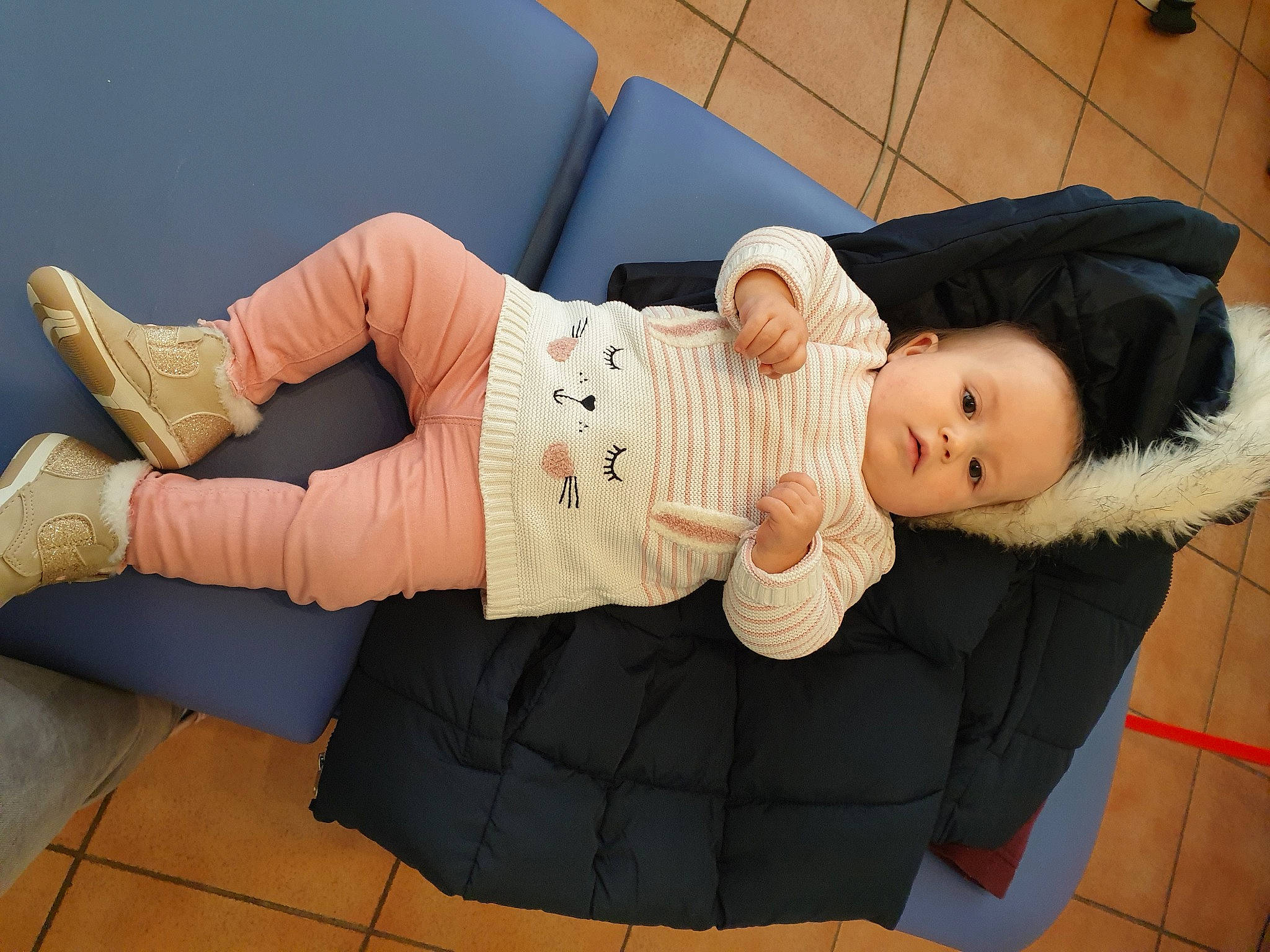 Rose participe au concours pour gagner de l'argent avec cette photo : baby, baby_toddler_clothing, child, comfort, elbow, event, finger, hand, happy, human_leg, joint, knee, lap, person, sitting, skin, sock, thigh, toddler, trunk