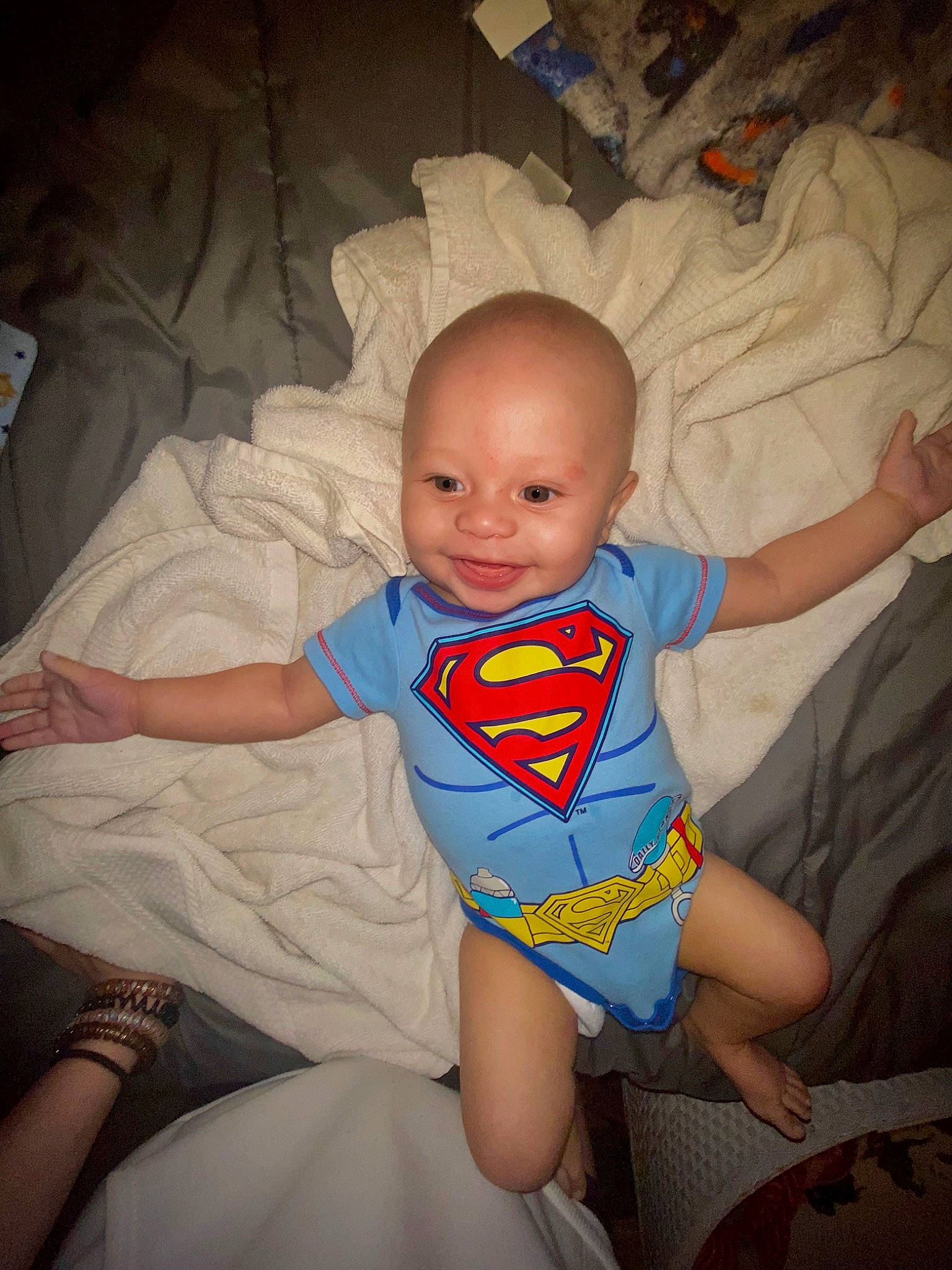 Kyrie is registered to the contest to win money with this photo: abdomen, baby, baby_toddler_clothing, chair, cheek, comfort, eye, finger, human_body, iris, joy, knee, leg, mouth, muscle, person, skin, smile, stomach, thigh