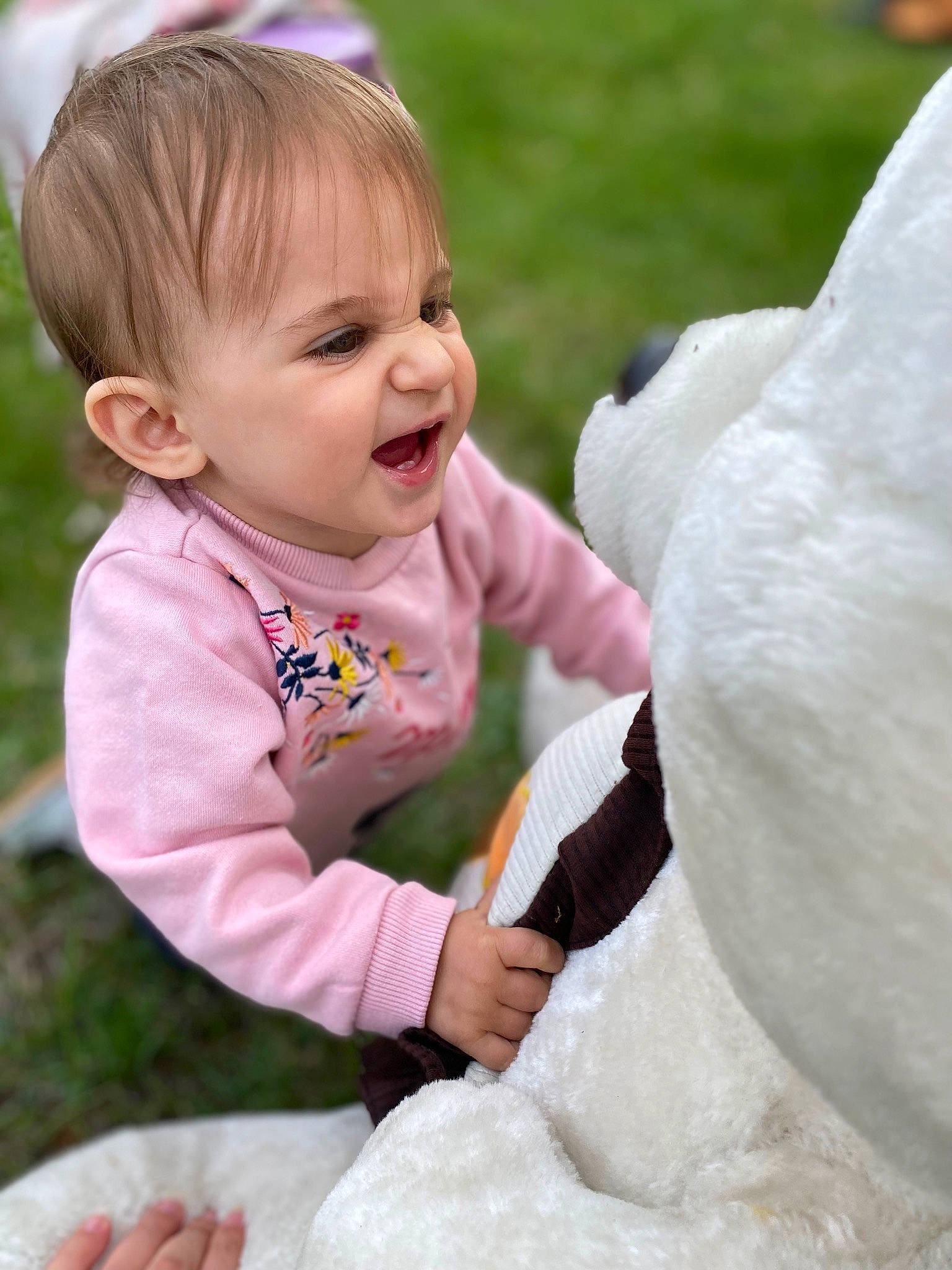 Luna a rejoint le concours — aidez-le/la à gagner de superbes lots ! baby, baby_toddler_clothing, face, finger, gesture, grass, hair, hairstyle, hand, happy, head, nose, people_in_nature, person, plant, product, skin, sleeve, smile, standing