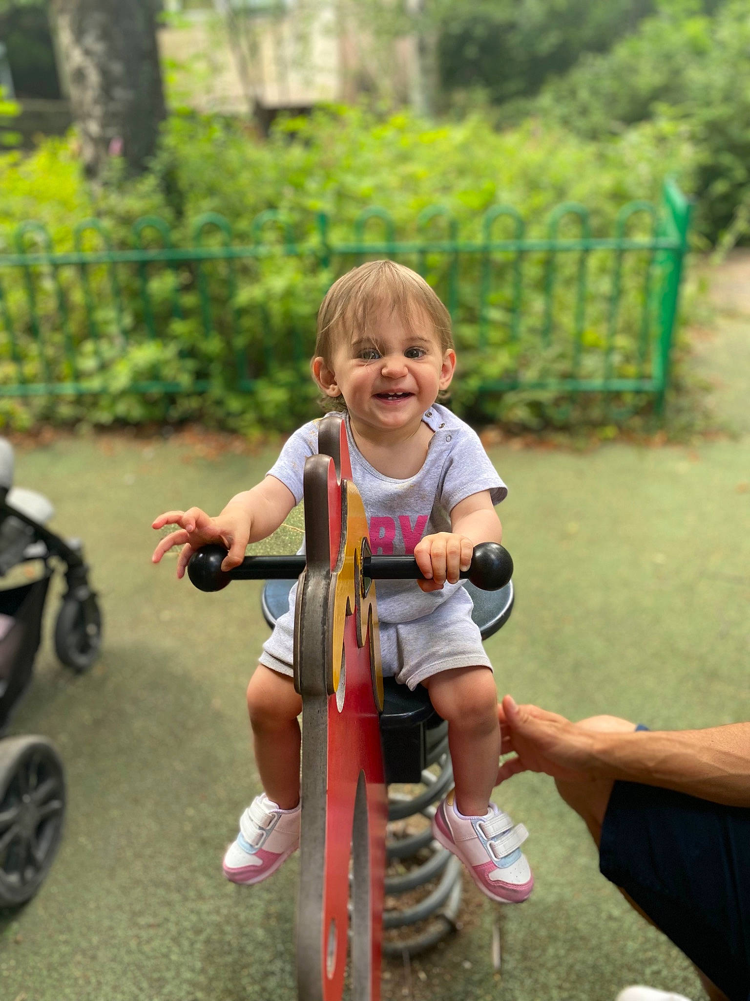 Luna participe au concours pour gagner de l'argent avec cette photo : baby, baby_carriage, bicycle_accessory, child, grass, happy, joy, lawn, leisure, outdoor_recreation, people_in_nature, person, plant, recreation, shorts, smile, sneakers, tire, toddler, toy