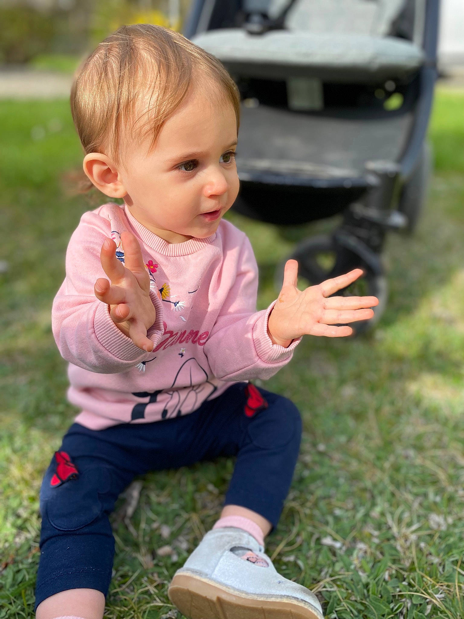 Luna a rejoint le concours — aidez-le/la à gagner de superbes lots ! automotive_exterior, baby, baby_toddler_clothing, child, family_car, foot, fun, grass, happy, lawn, leisure, people_in_nature, person, pink, play, recreation, sitting, skin, standing, toddler