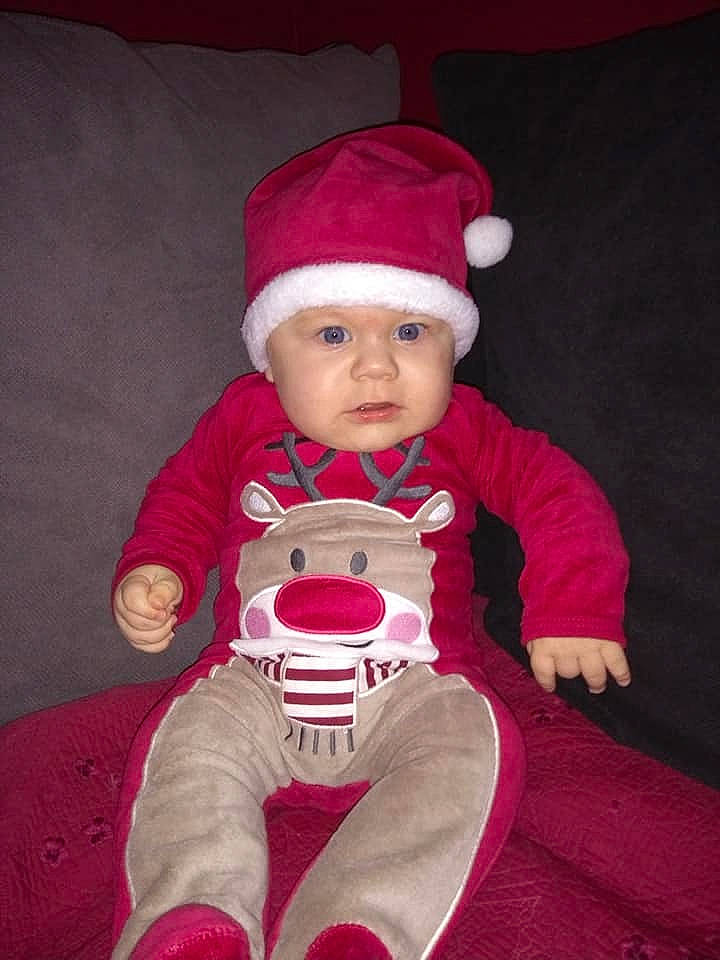 Timéo a rejoint le concours — aidez-le/la à gagner de superbes lots ! baby, beanie, child, christmas, fictional_character, headwear, person, pink, red, smile, toddler