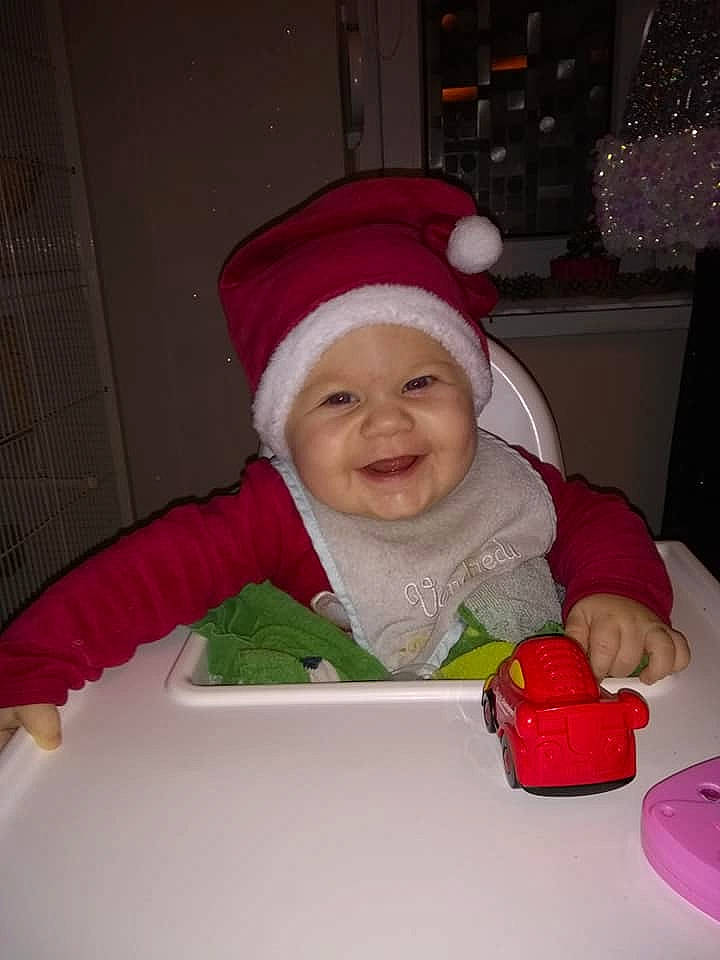 Timéo a rejoint le concours — aidez-le/la à gagner de superbes lots ! baby, child, christmas, christmas_eve, fictional_character, fun, holiday, joy, person, smile, toddler