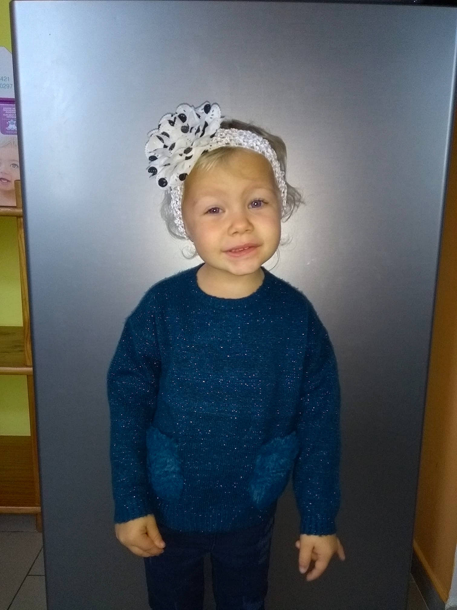 Malvina participe au concours pour gagner de l'argent avec cette photo : child, head, headgear, pattern, person, sleeve, smile, standing, toddler