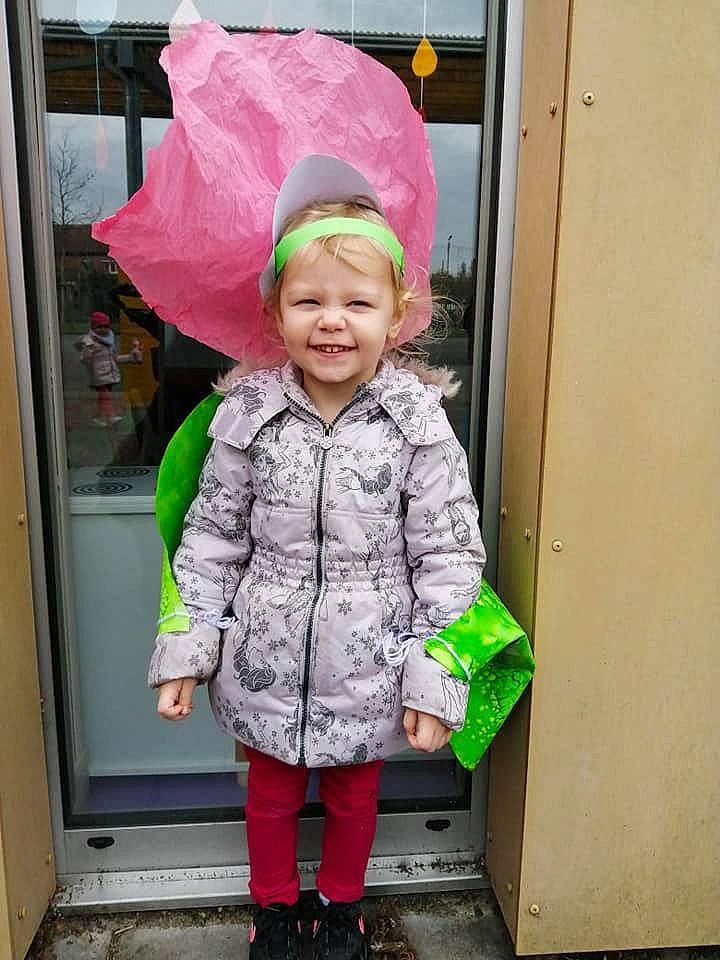 Malvina a rejoint le concours — aidez-le/la à gagner de superbes lots ! child, jacket, joy, outerwear, person, smile, standing, toddler