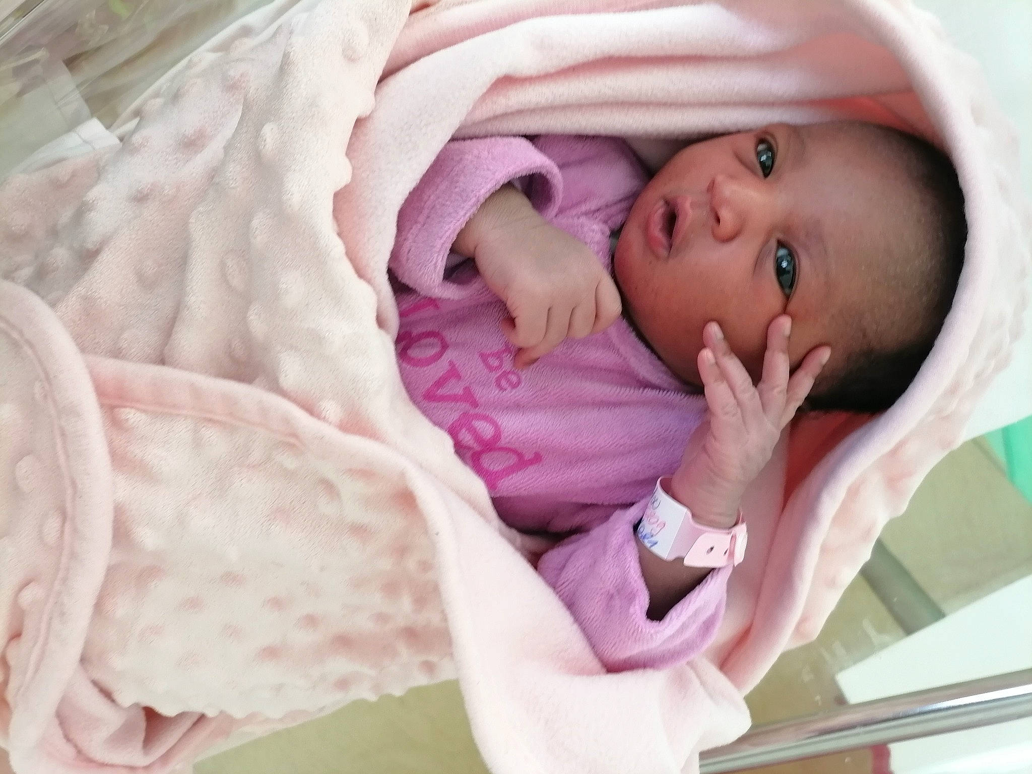 Kankou participe au concours pour gagner de l'argent avec cette photo : arm, baby, baby_safety, baby_sleeping, baby_toddler_clothing, cheek, child, comfort, hand, headgear, infant_bed, linens, lip, nose, person, pink, skin, sleeve, textile, toddler