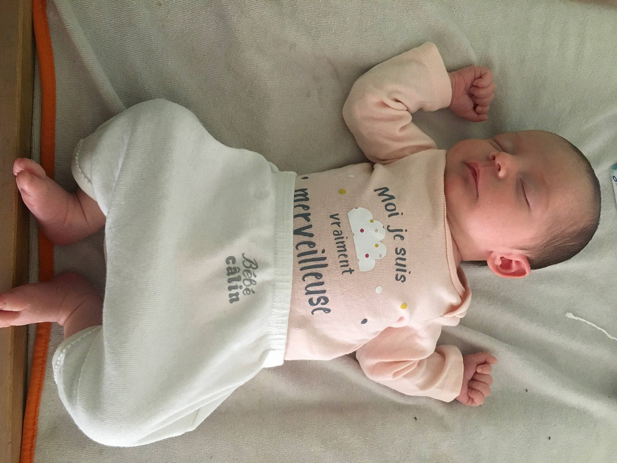 Julia a rejoint le concours — aidez-le/la à gagner de superbes lots ! baby, baby_products, baby_safety, baby_toddler_clothing, child, comfort, elbow, finger, font, foot, hand, human_body, linens, person, room, sleeve, thumb, toddler, wrist