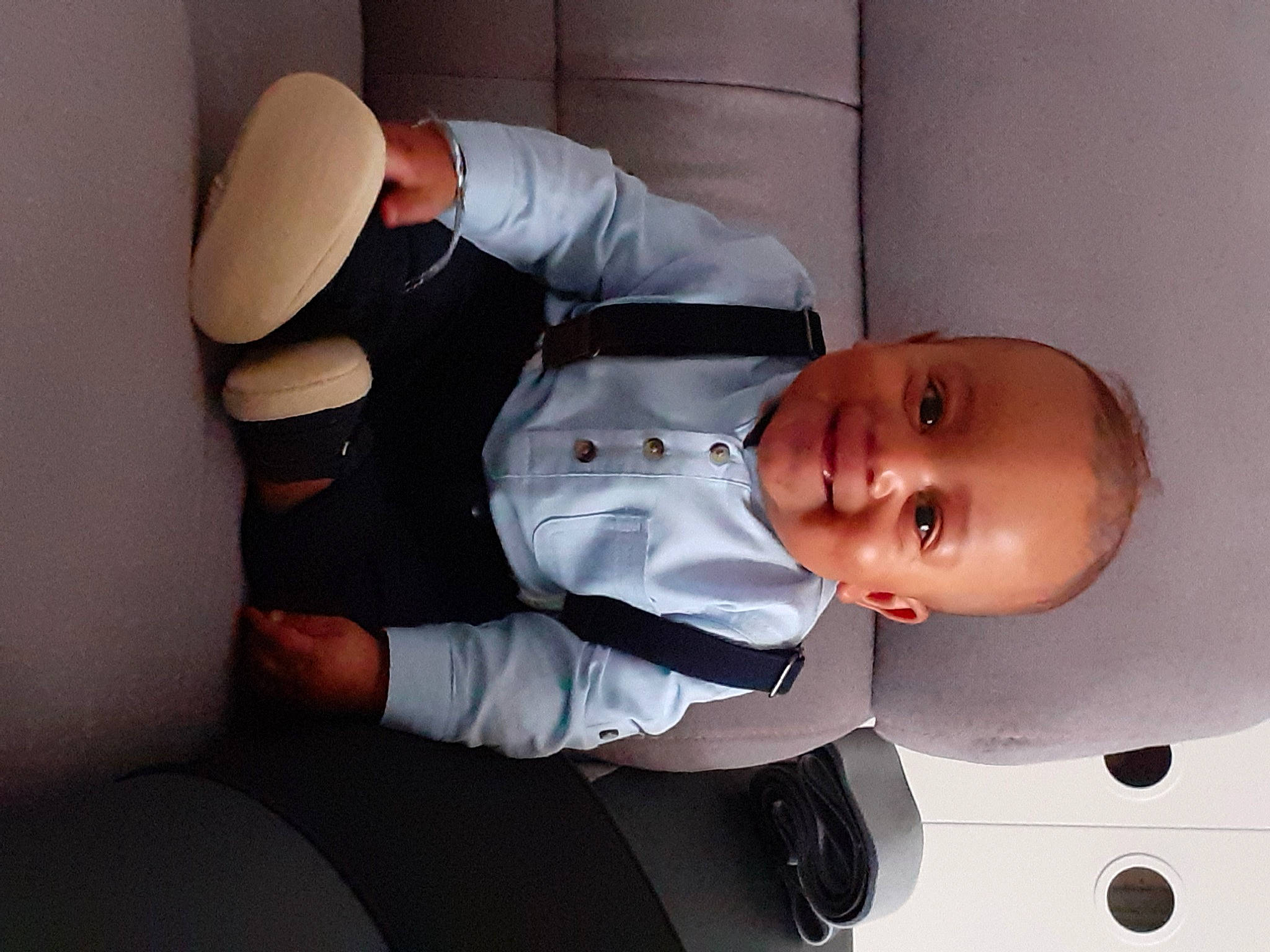 Tylio participe au concours pour gagner de l'argent avec cette photo : baby, baby_toddler_clothing, button, joy, person, toddler