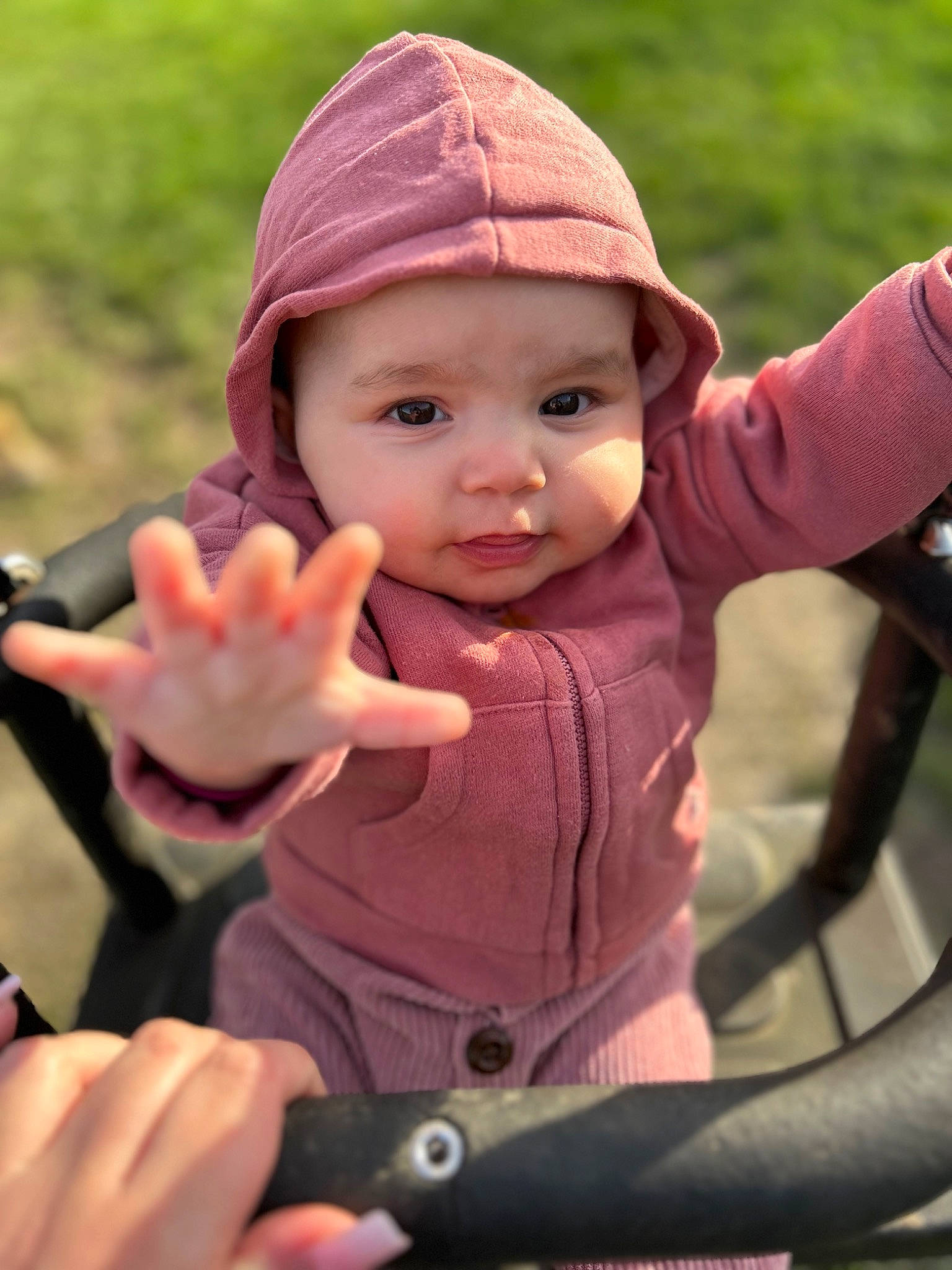 Malya a rejoint le concours — aidez-le/la à gagner de superbes lots ! cap, facial_expression, finger, fun, gesture, grass, hand, happy, headwear, leaf, leisure, lip, people_in_nature, person, pink, plant, product, skin, thumb, tire