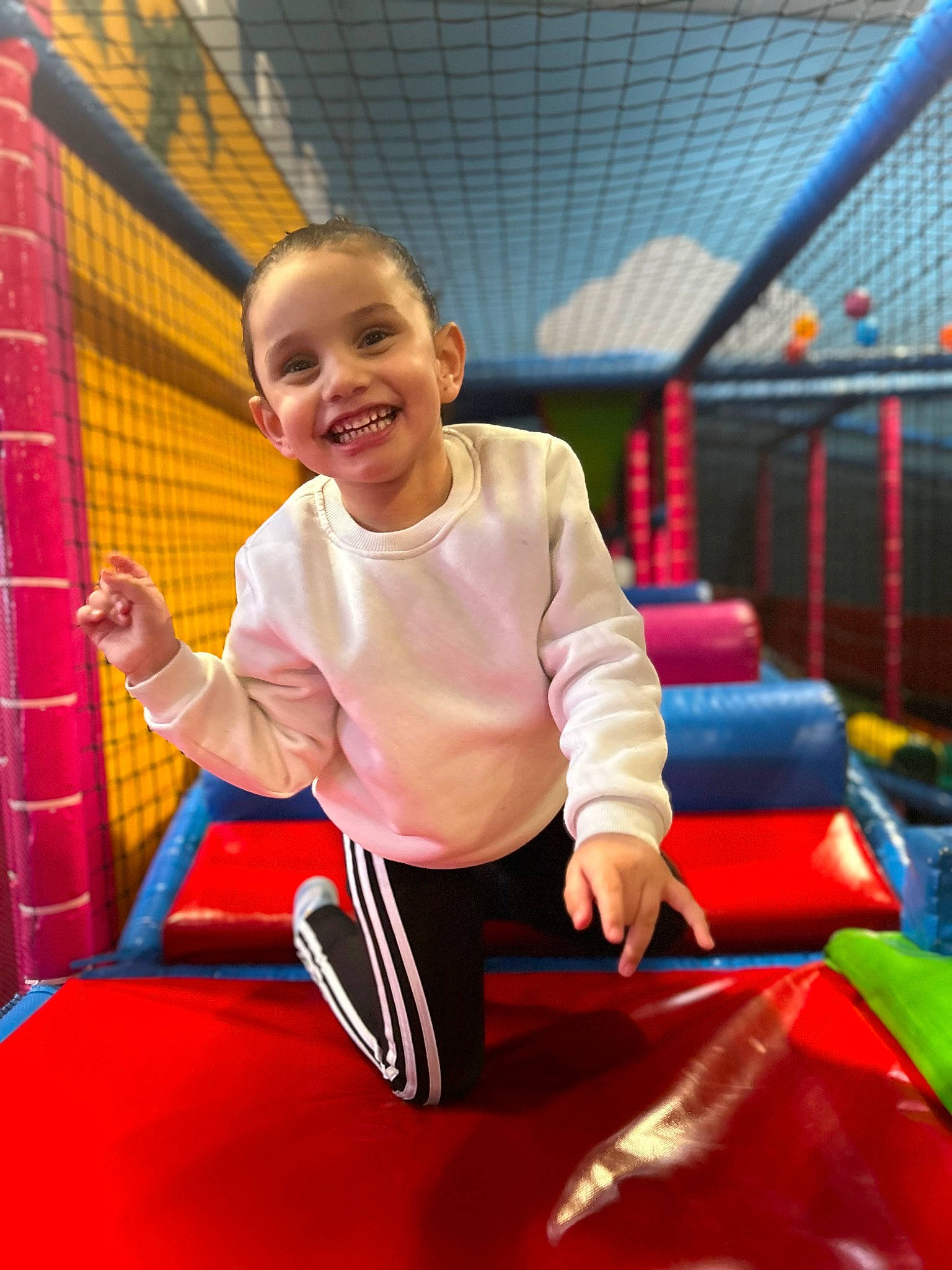Luna participe au concours pour gagner de l'argent avec cette photo : amusement_ride, child, chute, city, facial_expression, fun, happy, joy, leisure, outdoor_play_equipment, person, play, playground, playground_slide, public_space, recreation, red, sitting, smile, t_shirt