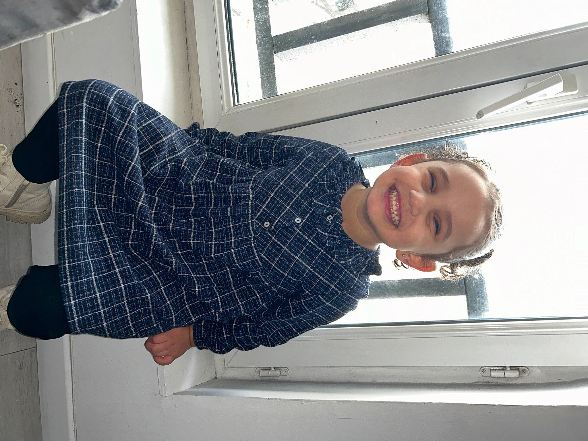 Luna a rejoint le concours — aidez-le/la à gagner de superbes lots ! automotive_exterior, comfort, denim, elbow, fun, human_leg, joy, knee, machine, pattern, person, plaid, room, sleeve, smile, t_shirt, thigh, waist, window