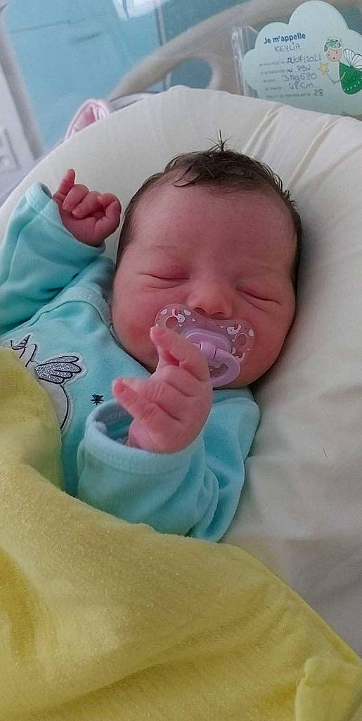 Keylia participe au concours pour gagner de l'argent avec cette photo : baby, baby_products, baby_sleeping, baby_toddler_clothing, bedtime, cheek, child, comfort, ear, linens, mouth, nail, nap, neck, nose, person, room, skin, smile, thumb