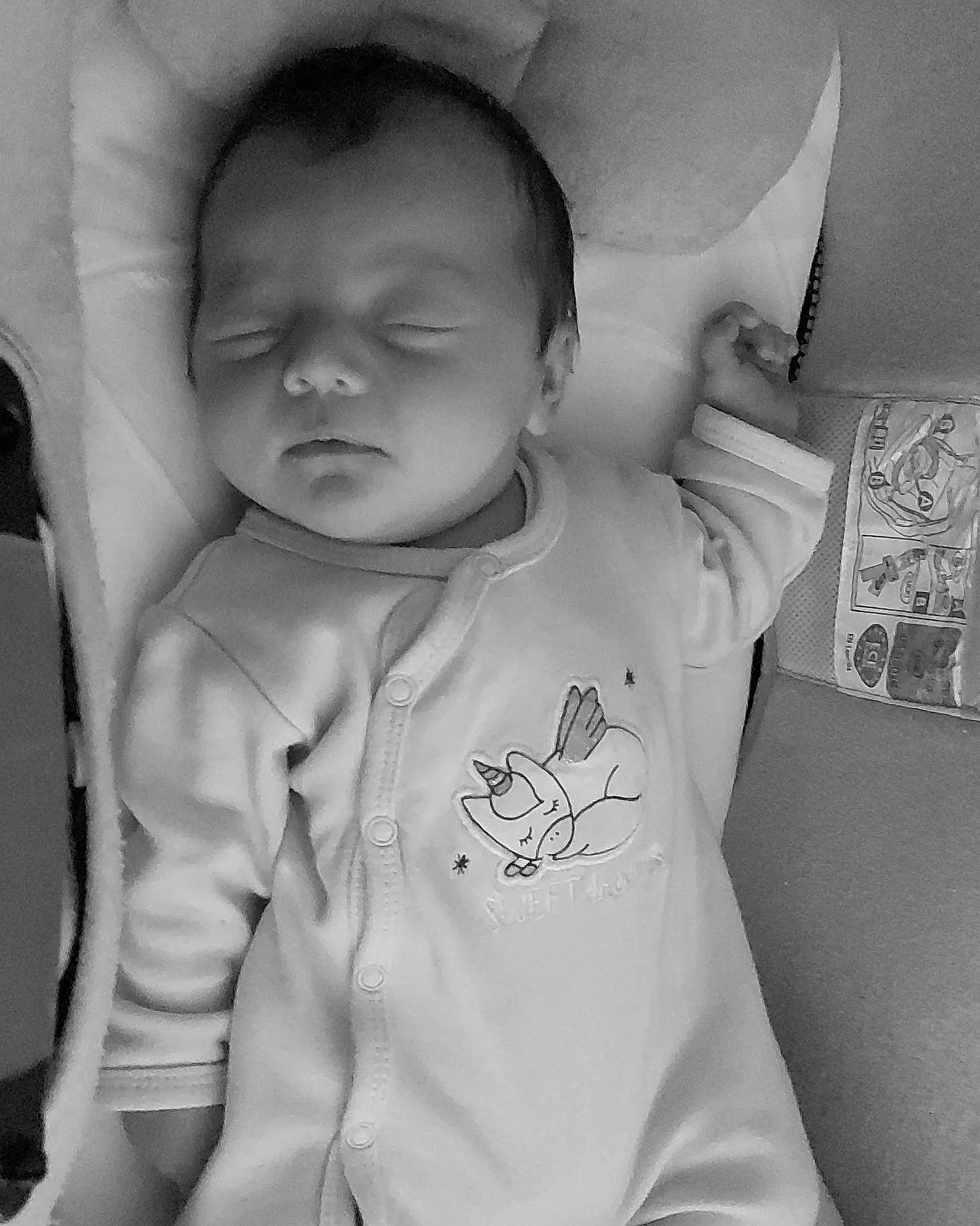 Keylia a rejoint le concours — aidez-le/la à gagner de superbes lots ! baby, black_and_white, cheek, chin, comfort, eye, eyebrow, gesture, happy, head, human_body, iris, lip, mammal, mouth, neck, nose, person, skin, sleeve