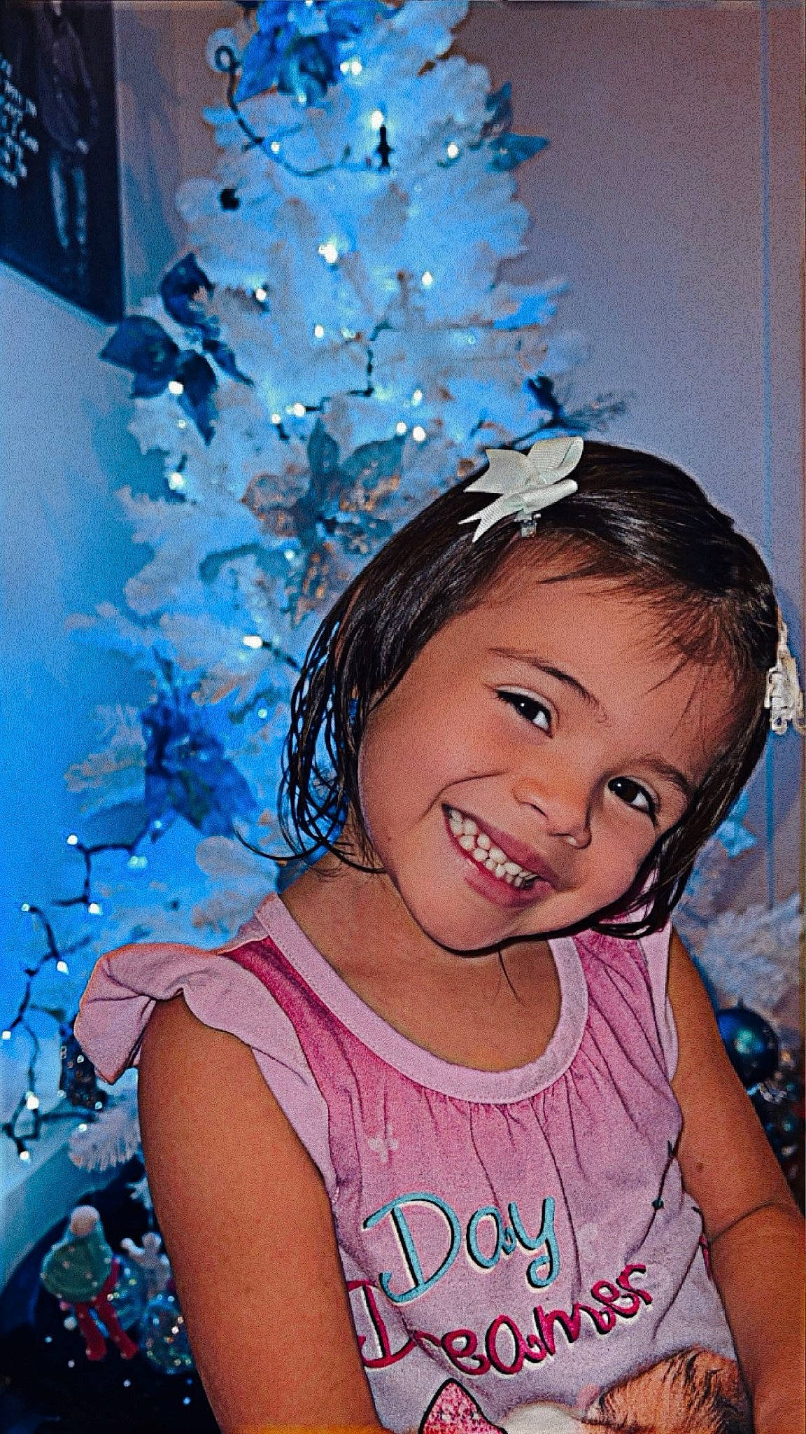Miguelina is registered to the contest to win money with this photo: art, beauty, blue, child, christmas_ornament, electric_blue, event, fun, hairstyle, happy, headpiece, human, joy, magenta, ornament, party_supply, person, photograph, pink, smile