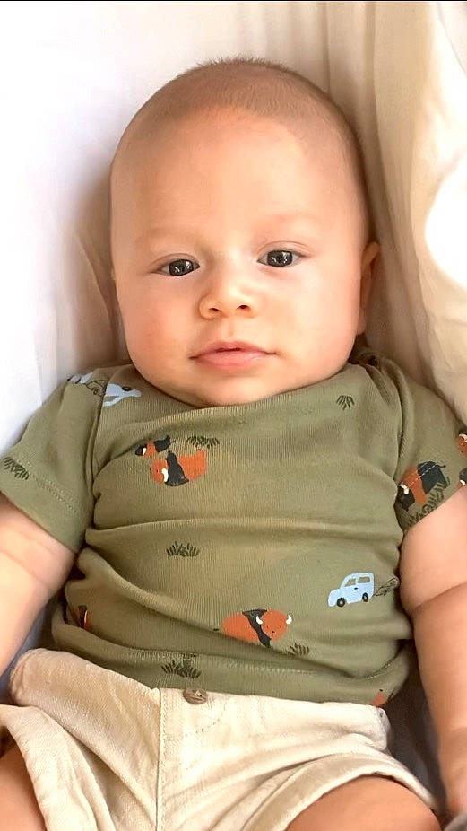 Marlon a rejoint le concours — aidez-le/la à gagner de superbes lots ! arm, baby, baby_toddler_clothing, cheek, chin, comfort, eye, eyebrow, facial_expression, gesture, hand, iris, joint, lip, mouth, neck, nose, person, skin, sleeve