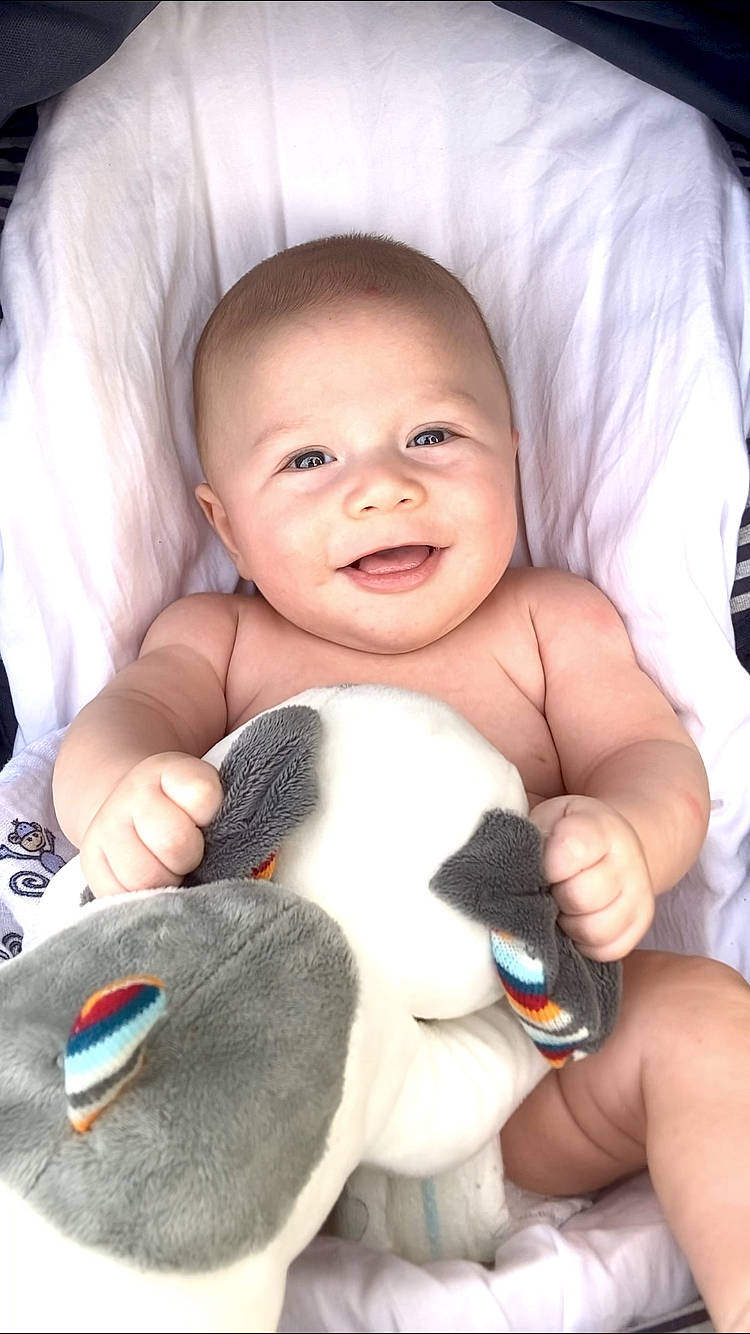 Marlon a rejoint le concours — aidez-le/la à gagner de superbes lots ! baby, bird, child, comfort, facial_expression, finger, gesture, hand, happy, iris, mouth, nail, nose, person, photograph, product, skin, smile, thumb, toddler