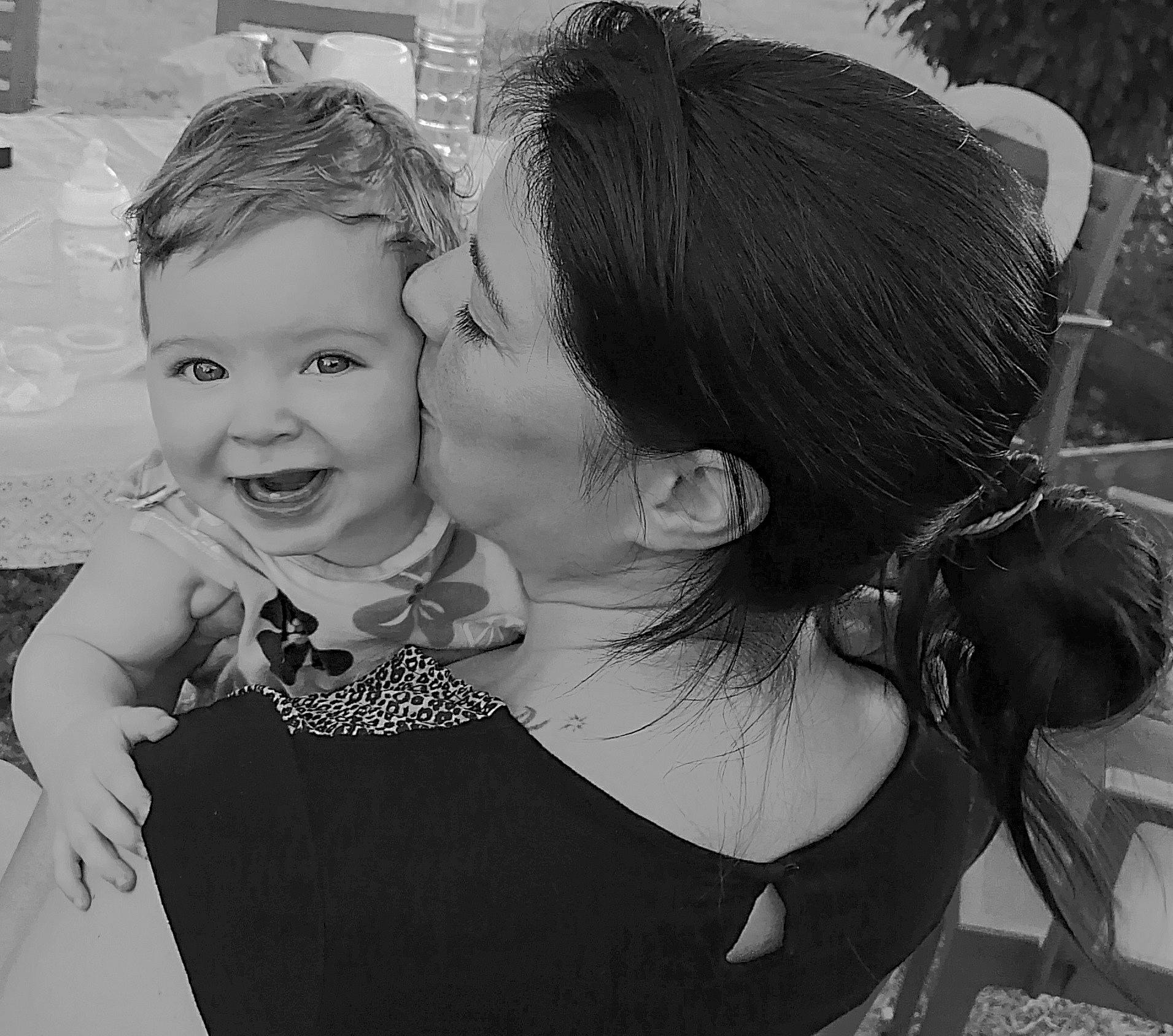 June a rejoint le concours — aidez-le/la à gagner de superbes lots ! black_and_white, cheek, child, eye, face, facial_expression, forehead, hair, hairstyle, happy, interaction, joy, love, monochrome, monochrome_photography, nose, people, person, photograph, photography