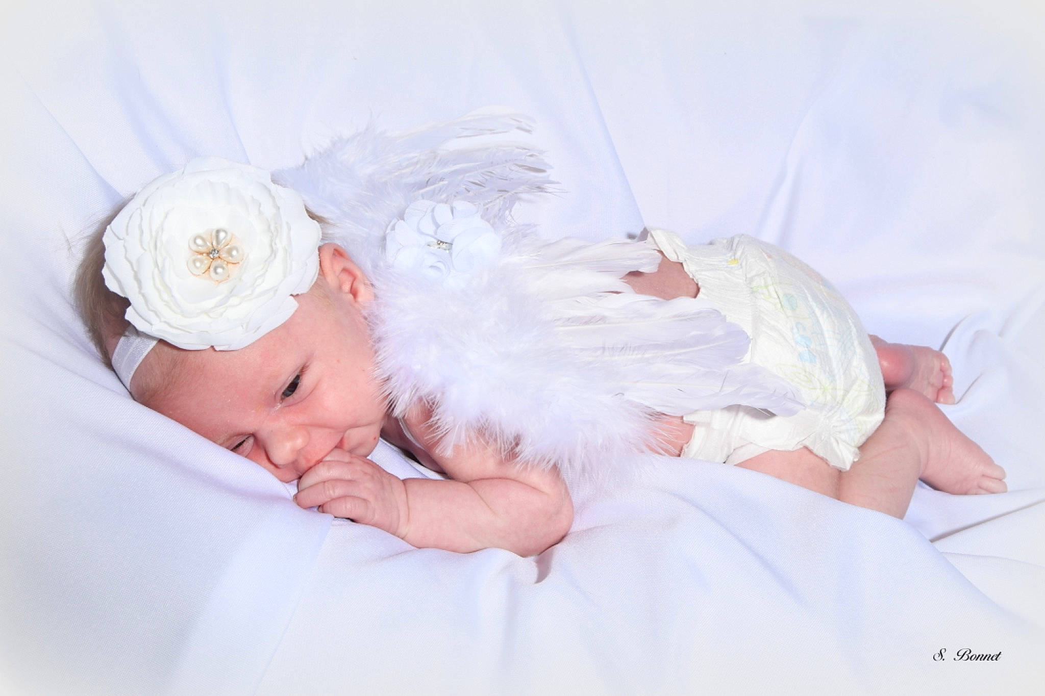 Clara a rejoint le concours — aidez-le/la à gagner de superbes lots ! baby, baby_sleeping, bedtime, child, comfort, fashion_accessory, furniture, hair_accessory, headgear, headpiece, headwear, nap, person, photograph, photography, product, room, skin, sleep, toddler