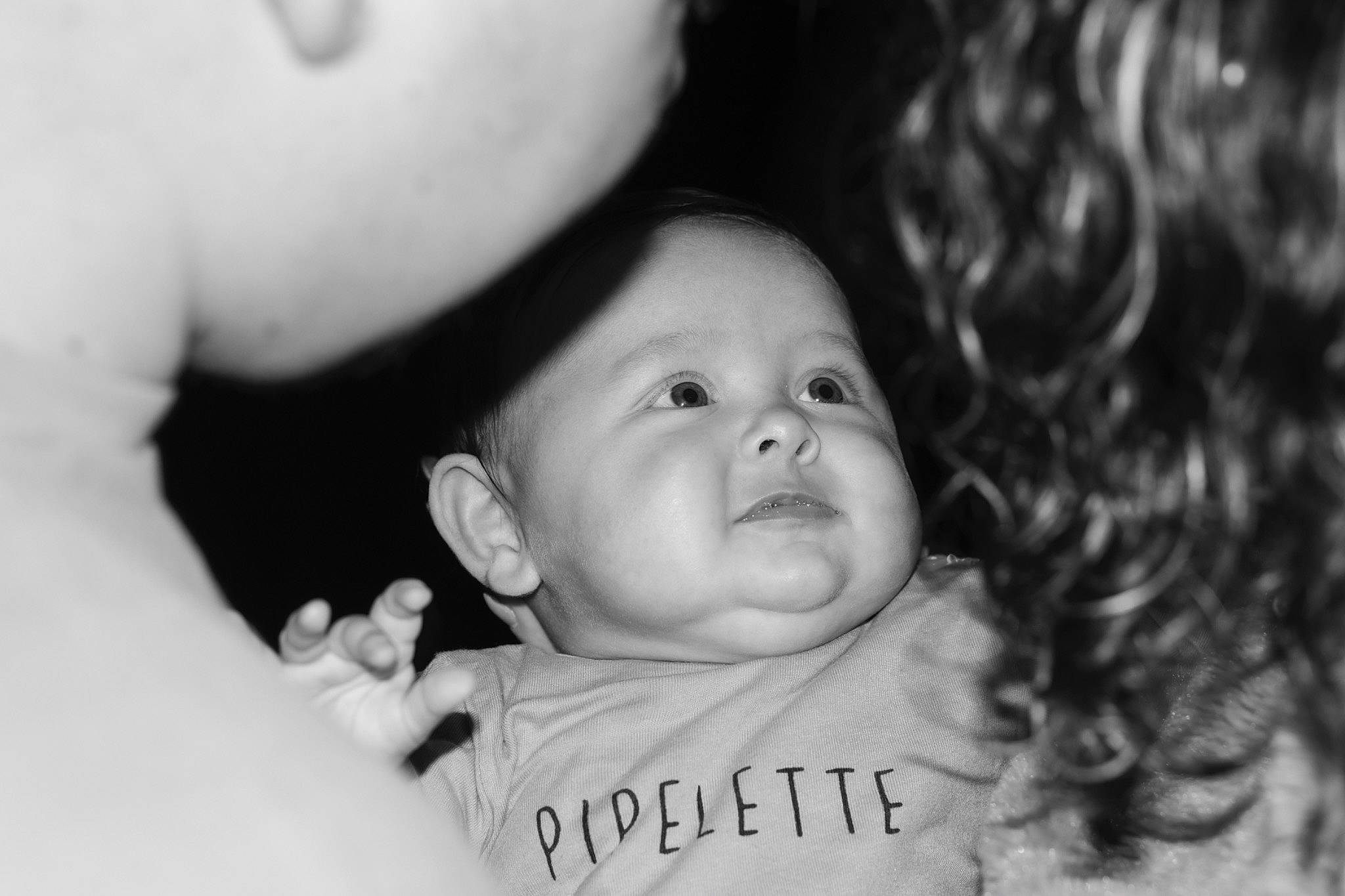 Gaïa a rejoint le concours — aidez-le/la à gagner de superbes lots ! baby, black, black_and_white, cheek, eye, eyebrow, face, flash_photography, gesture, hair, happy, head, iris, lip, mouth, nose, person, skin, style, toddler