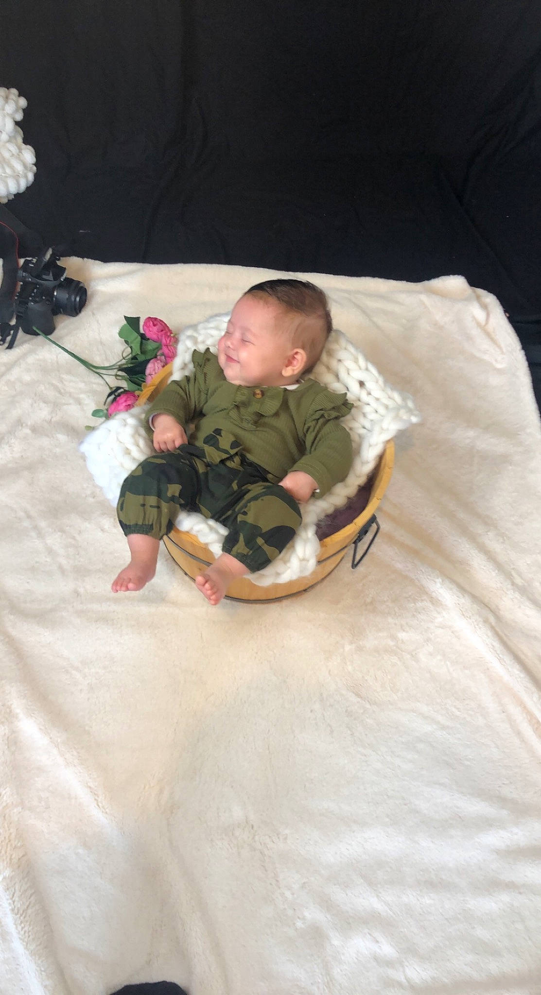 Gaïa participe au concours pour gagner de l'argent avec cette photo : baby, baby_products, baby_toddler_clothing, bed, bedding, bedtime, child, comfort, event, flooring, fun, linens, pattern, person, room, rose, sitting, sleeve, toddler