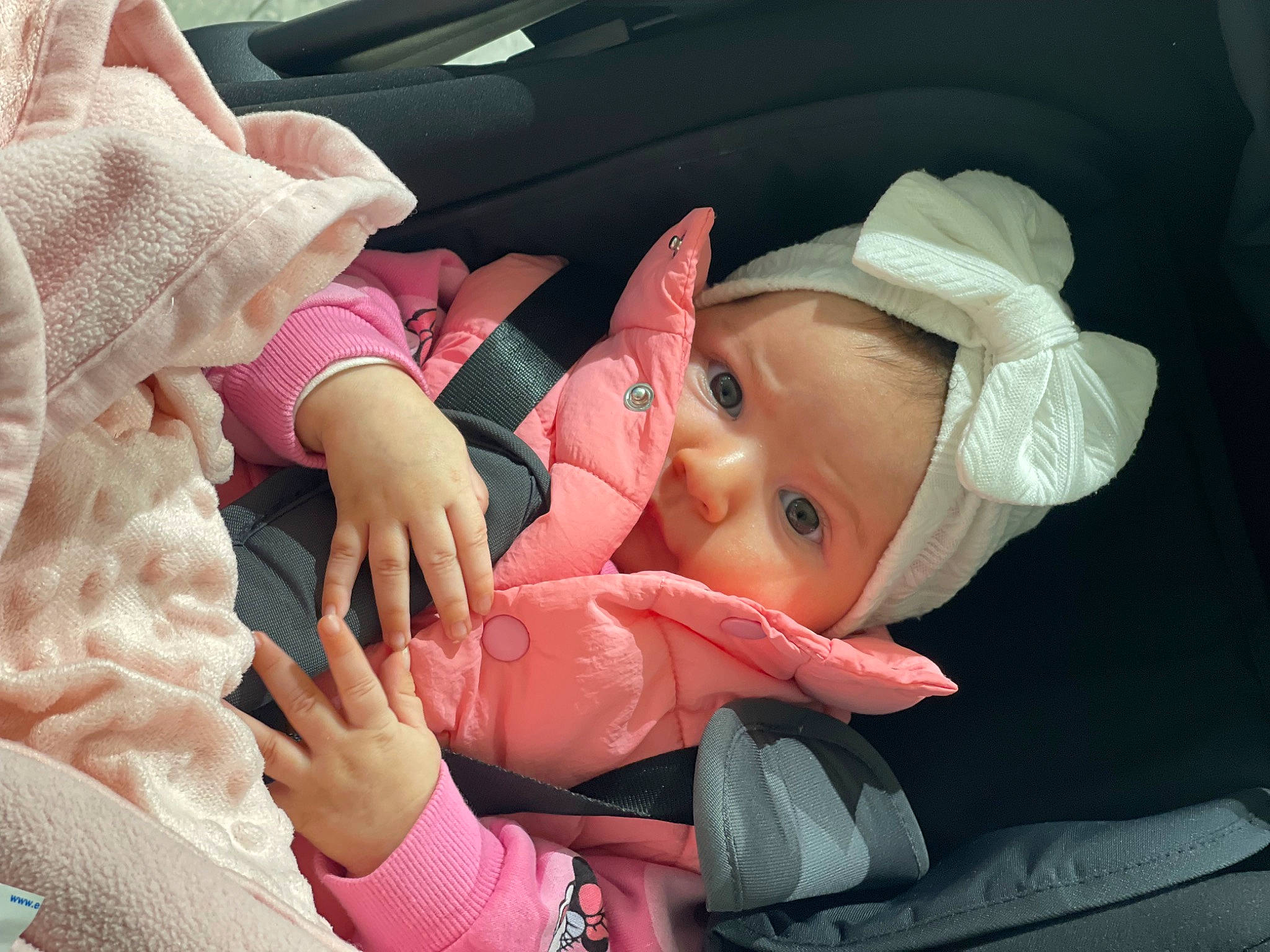 Maria a rejoint le concours — aidez-le/la à gagner de superbes lots ! auto_part, baby, baby_carriage, baby_products, car_seat, cheek, child, comfort, eyelash, finger, gesture, hat, headwear, nail, nose, person, pink, seat_belt, service, skin