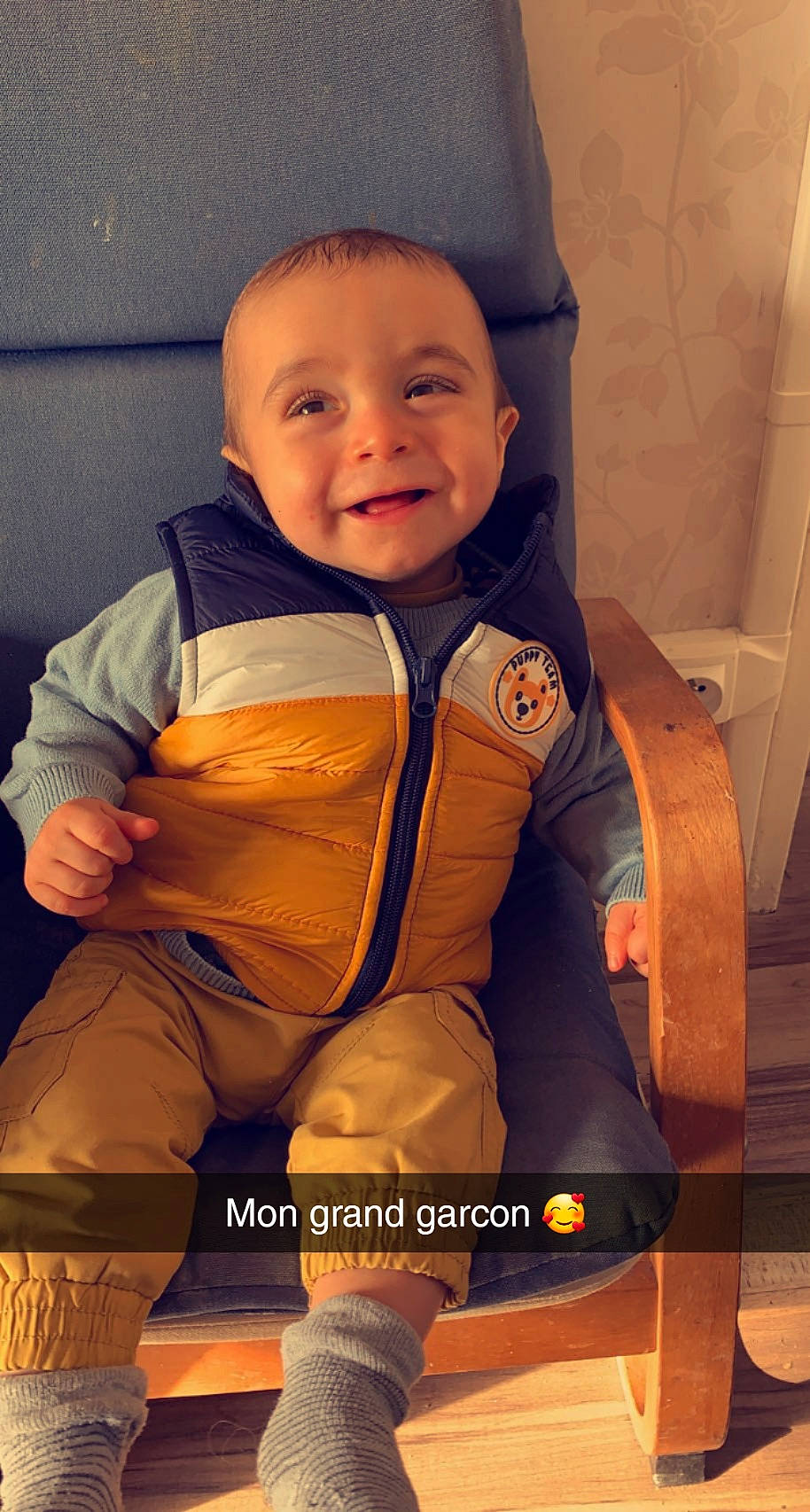 Tymeo a rejoint le concours — aidez-le/la à gagner de superbes lots ! baby, baby_products, baby_toddler_clothing, car_seat, child, comfort, electric_blue, fun, happy, joy, orange, person, personal_protective_equipment, photo_caption, product, sitting, sleeve, smile, t_shirt, thumb