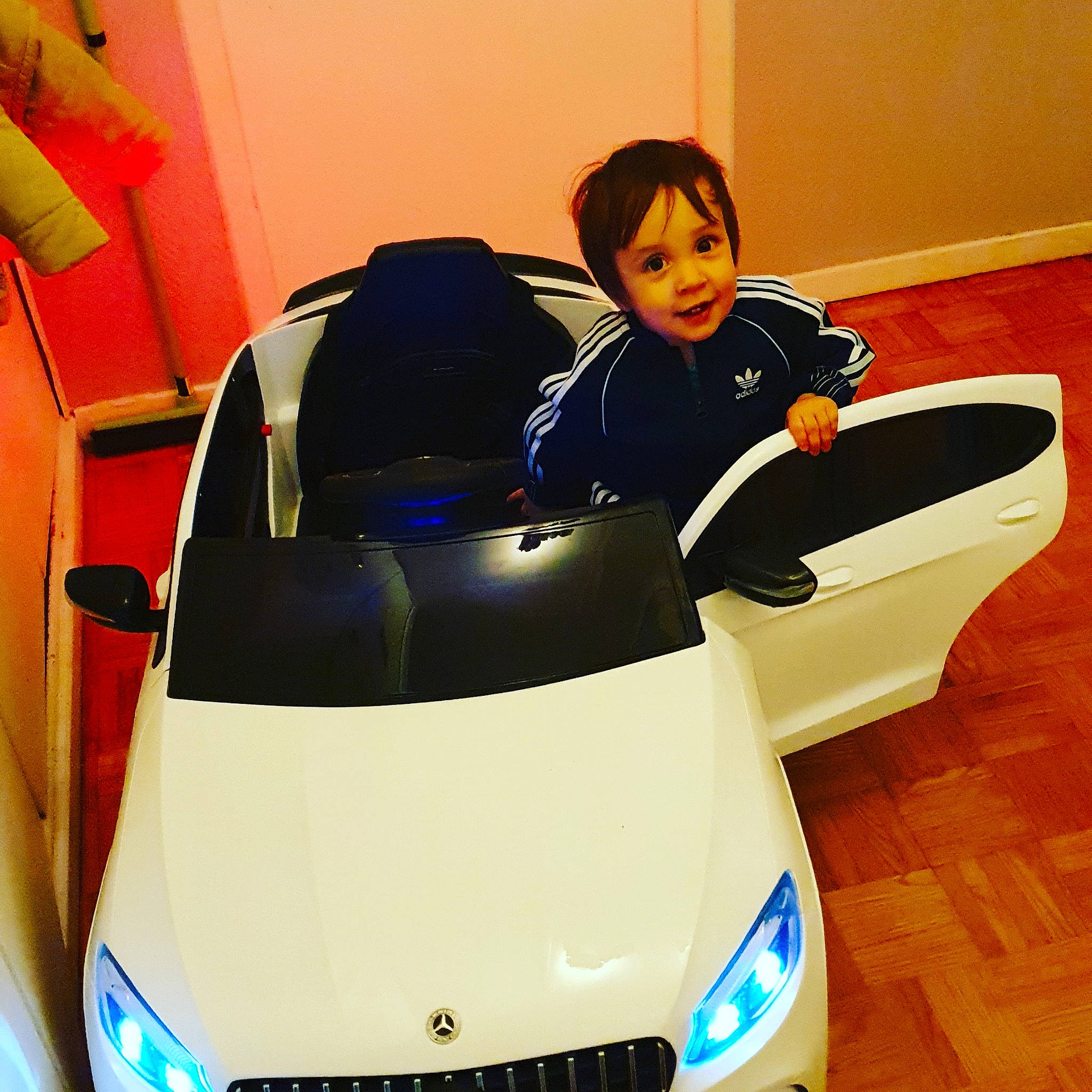 Thibault participe au concours pour gagner de l'argent avec cette photo : alloy_wheel, automotive_design, automotive_exterior, automotive_fog_light, automotive_lighting, bumper, car, fender, grille, headlamp, hood, joy, motor_vehicle, person, personal_luxury_car, photograph, rim, snapshot, vehicle, vehicle_door