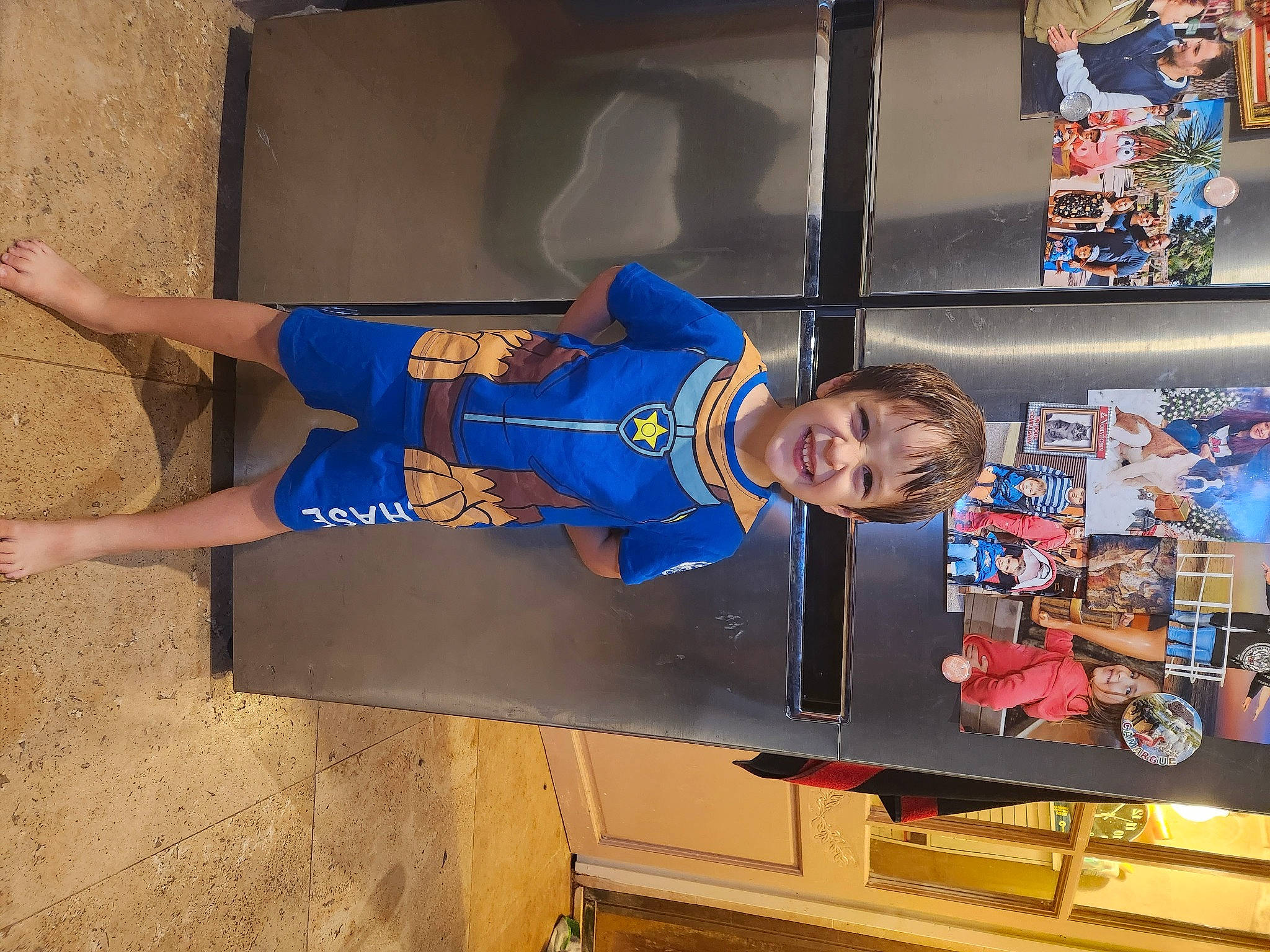 Thibault participe au concours pour gagner de l'argent avec cette photo : advertising, electric_blue, fun, human_leg, joy, machine, person, room, sleeve, smile, sportswear, t_shirt, thigh, tire, wheel, world