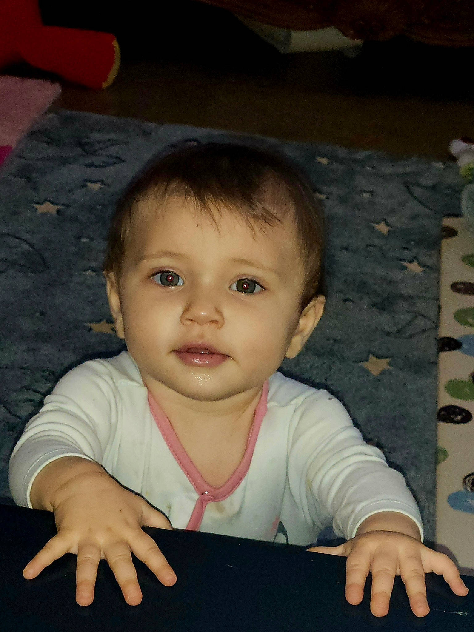 Laetitia participe au concours pour gagner de l'argent avec cette photo : baby, baby_toddler_clothing, cheek, child, chin, finger, flash_photography, flooring, fun, hair, hairstyle, happy, head, iris, nose, person, sitting, skin, smile, toddler