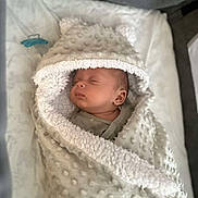 Zyad a rejoint le concours — aidez-le/la à gagner de superbes lots ! baby, bed, blanket, child, comfort, cozy, cute, fabric, hood, indoors, infant, newborn, pacifier, peaceful, portrait, quiet, resting, sleeping, soft_texture, wrapped