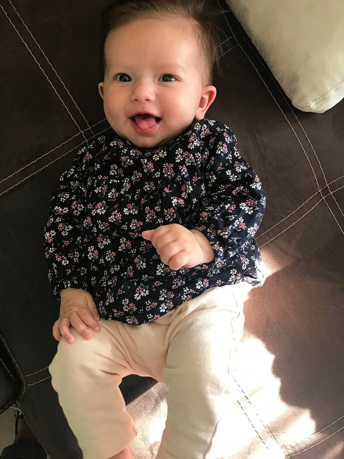 Mia participe au concours pour gagner de l'argent avec cette photo : baby, baby_toddler_clothing, cheek, child, person, sitting, skin, sleeve, standing, toddler