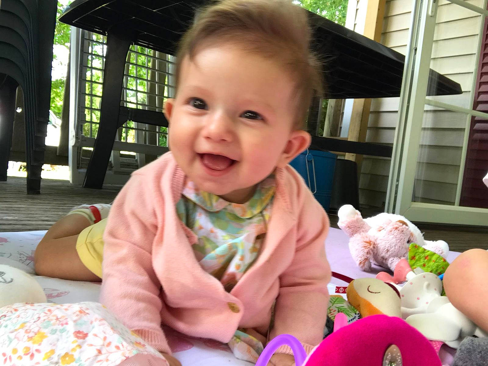 Mia participe au concours pour gagner de l'argent avec cette photo : baby, child, face, happy, head, person, play, sitting, skin, smile, toddler