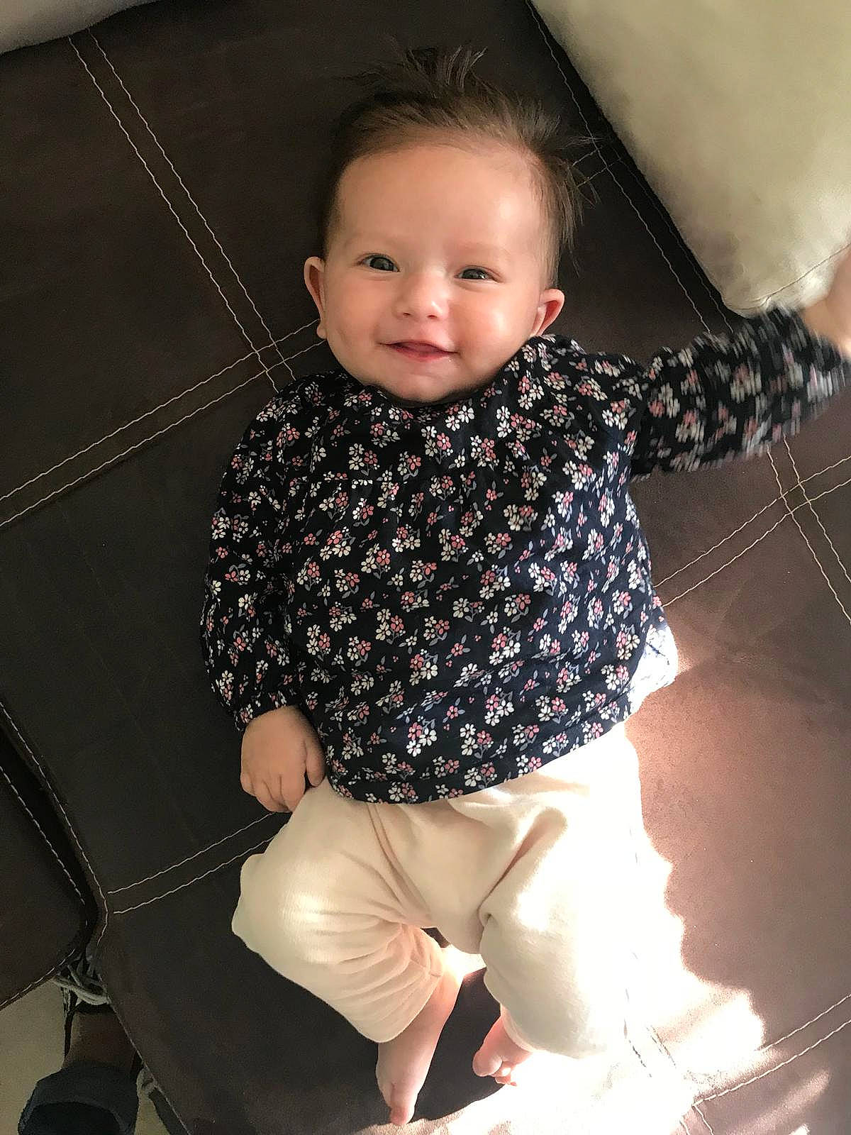 Mia participe au concours pour gagner de l'argent avec cette photo : baby, baby_toddler_clothing, cheek, child, head, leg, person, sitting, skin, sleeve, smile, toddler