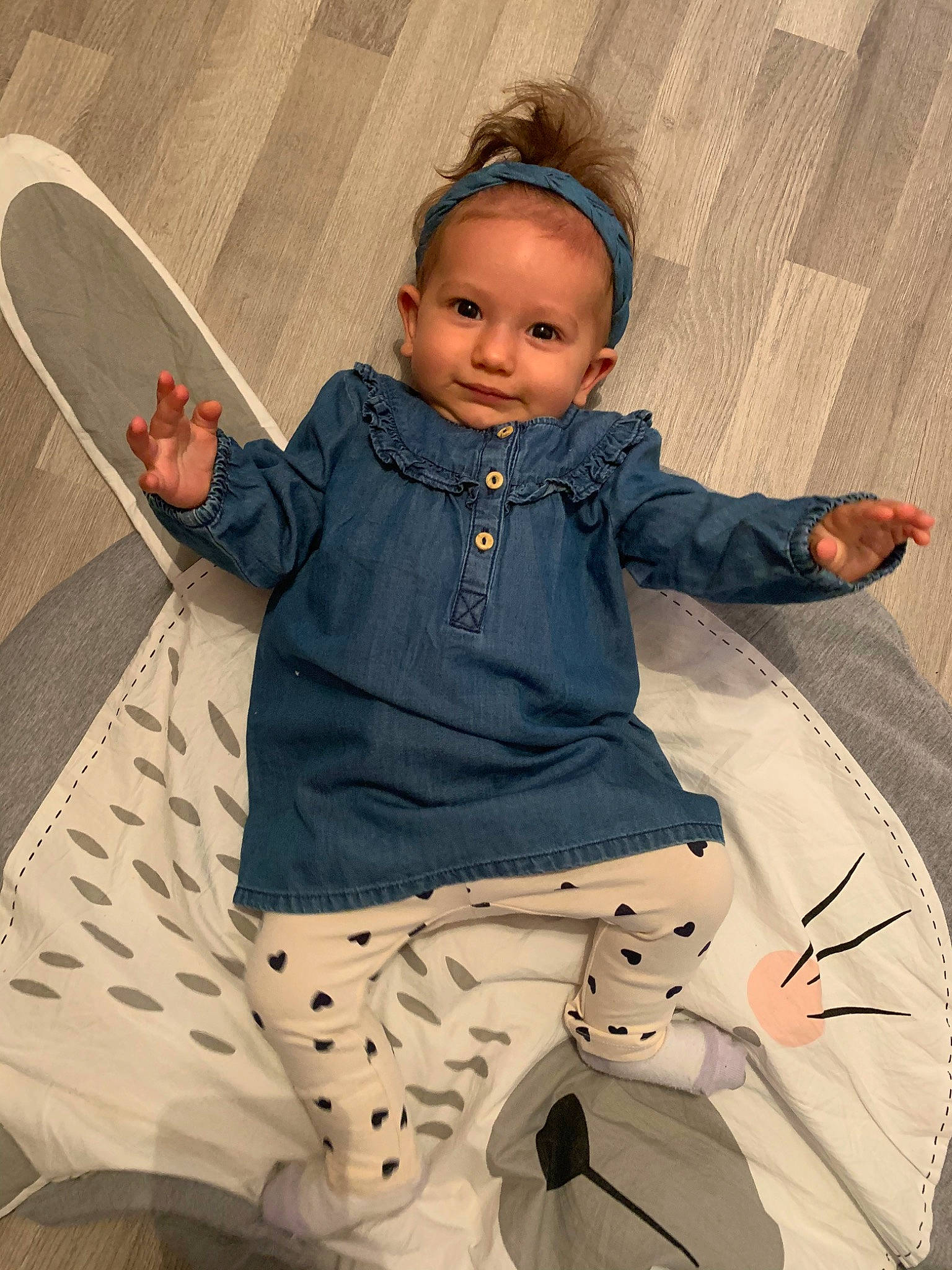 Mia participe au concours pour gagner de l'argent avec cette photo : baby, cheek, child, jeans, nose, outerwear, pajamas, person, play, product, sleeve, toddler, trousers
