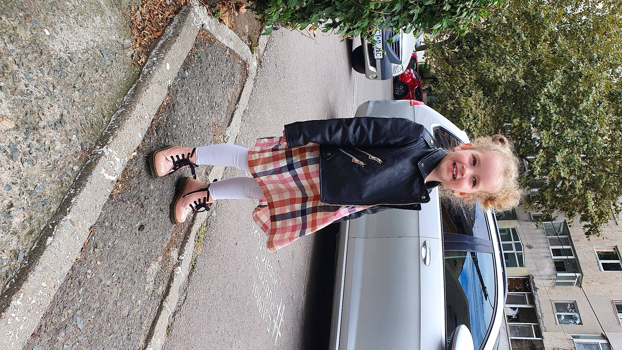 Eva Maria a rejoint le concours — aidez-le/la à gagner de superbes lots ! asphalt, foot, fun, human_leg, joy, pattern, pedestrian, person, plaid, road, road_surface, shadow, sidewalk, smile, street, street_fashion, tartan, thigh, tree