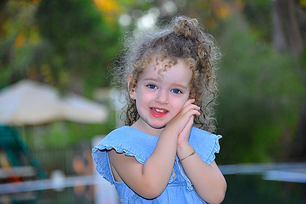 Eva Maria participe au concours pour gagner de l'argent avec cette photo : blond, brown_hair, child, electric_blue, flash_photography, fun, grass, hair, happy, iris, joy, laugh, leisure, lip, people_in_nature, person, shoulder, sitting, smile, summer