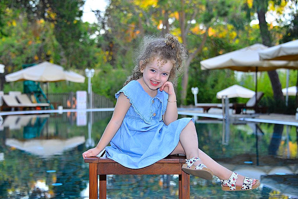 Eva Maria participe au concours pour gagner de l'argent avec cette photo : beauty, dress, flash_photography, fun, grass, happy, joy, leaf, leisure, morning, people, people_in_nature, person, plant, recreation, smile, summer, sunlight, thigh, toddler