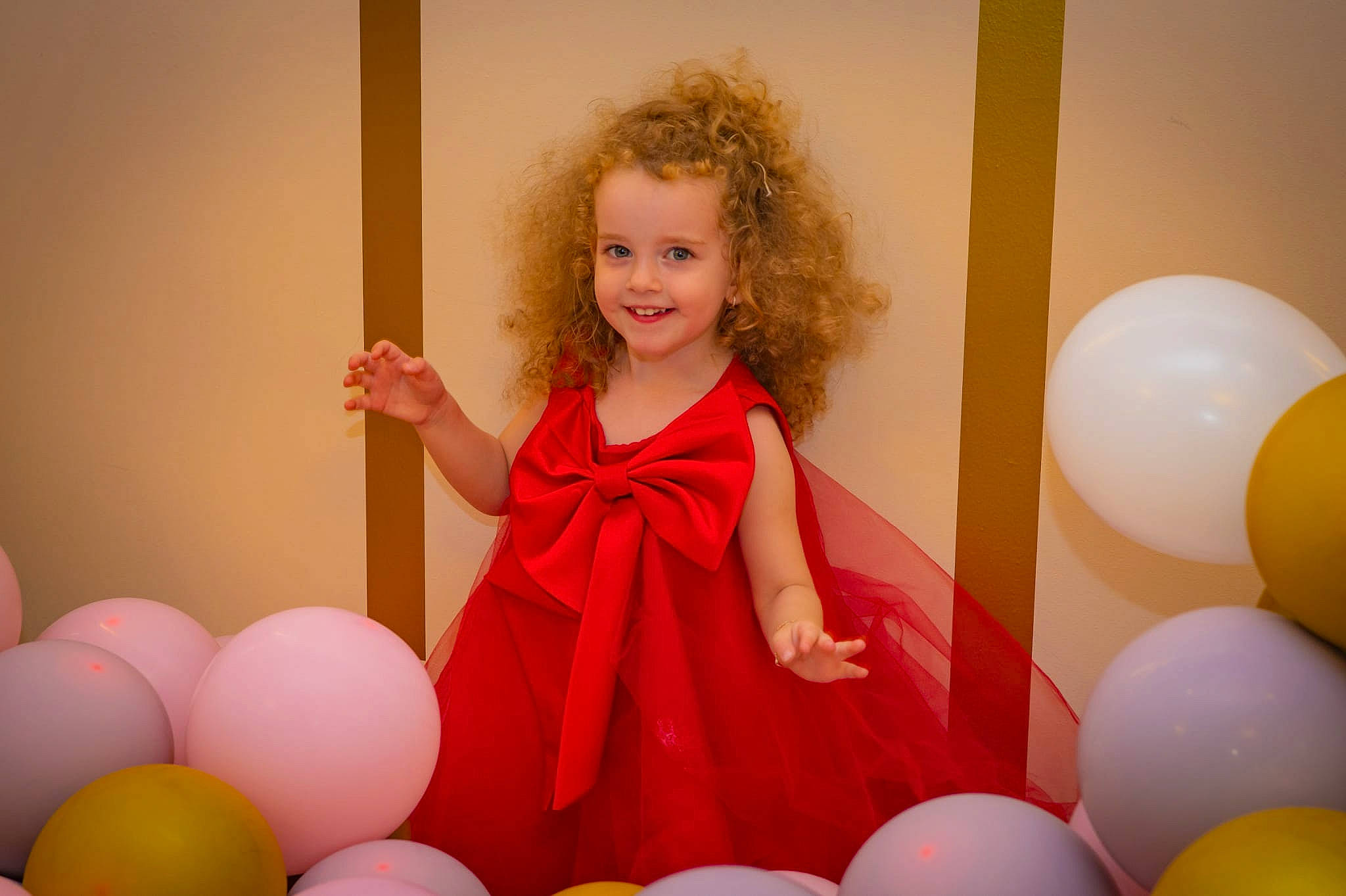 Eva Maria a rejoint le concours — aidez-le/la à gagner de superbes lots ! balloon, child, dress, event, facial_expression, fun, happy, human_body, joy, leg, leisure, light, lighting, magenta, party_supply, person, pink, product, recreation, smile