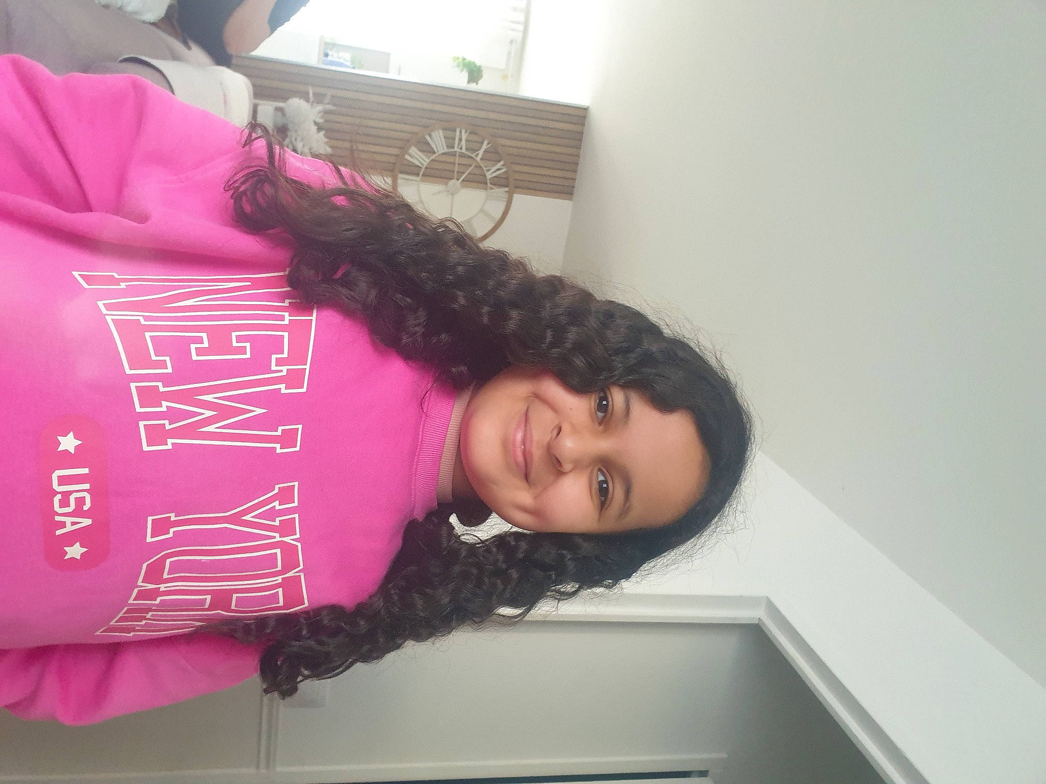 Lyna participe au concours pour gagner de l'argent avec cette photo : cleanliness, comfort, eyelash, fashion_design, happy, joy, lipstick, magenta, person, sleeve, smile, wrist