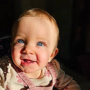 Diana participe au concours pour gagner de l'argent avec cette photo : baby, baby_teeth, blue_eyes, child, close_up, cute, face, happy, indoor, infant, looking_up, overalls, pink_clothing, portrait, ribbed_shirt, rosy_cheeks, shadow_background, smile, sunlight, warm_light