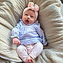 Victoire participe au concours pour gagner de l'argent avec cette photo : baby, blanket, face, head, person, yawning