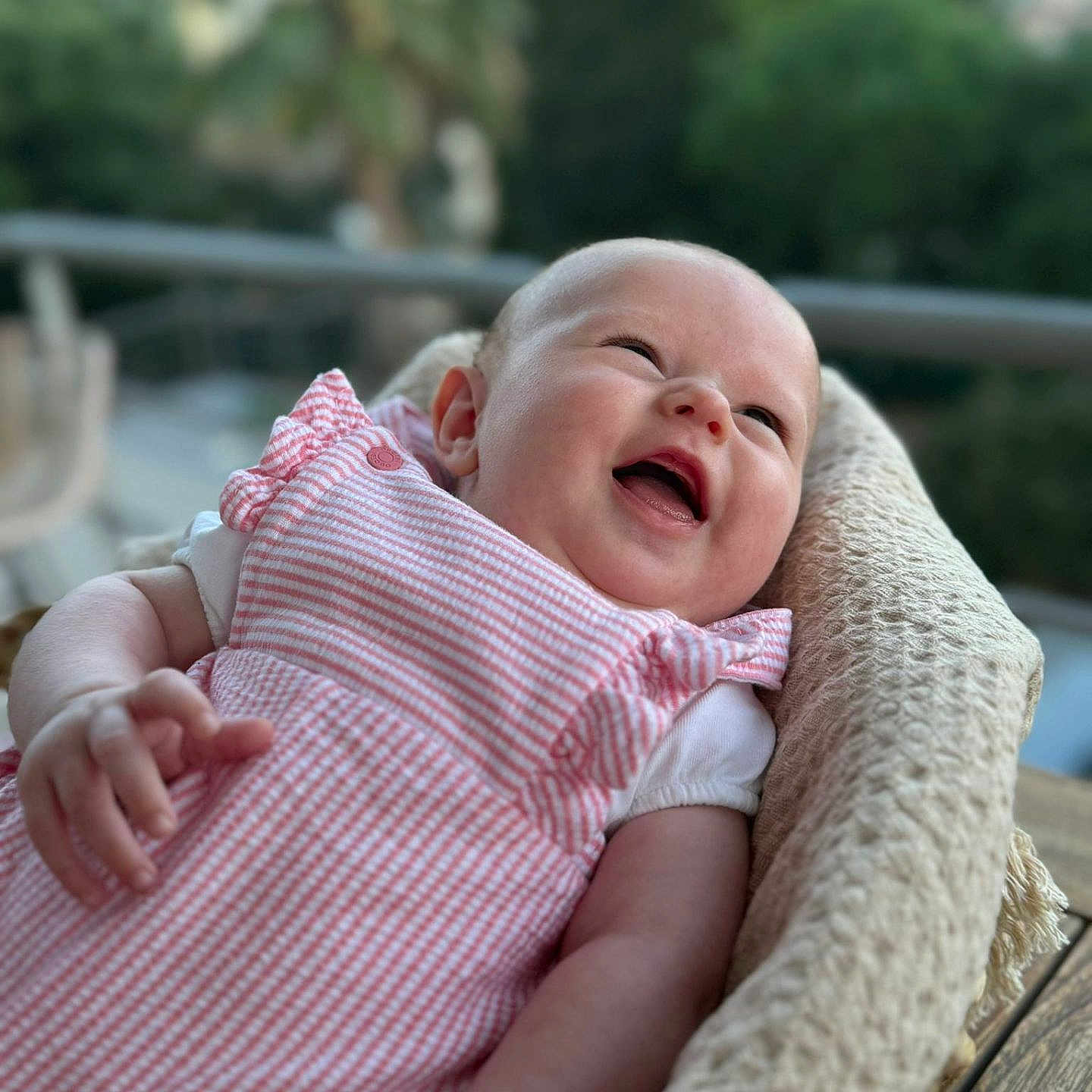 Victoire participe au concours pour gagner de l'argent avec cette photo : accessories, baby, babylaughing, bracelet, clothing, dress, face, furniture, happy, head, laughing, newborn, pants, person, photography, portrait, quilt, shirt, sleeping, smile