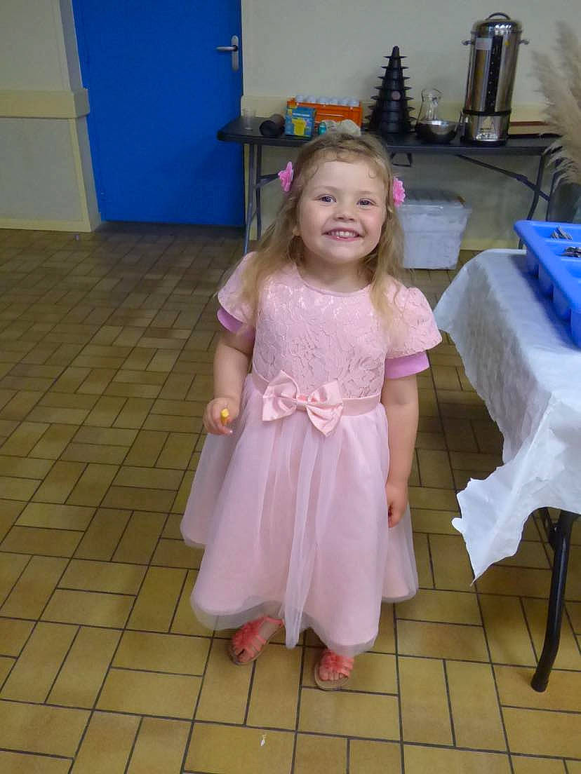 Soline participe au concours pour gagner de l'argent avec cette photo : baby_toddler_clothing, blue, chair, child, drawer, dress, event, floor, flooring, foot, fun, hair, happy, head, human_leg, joy, person, purple, room, shoulder