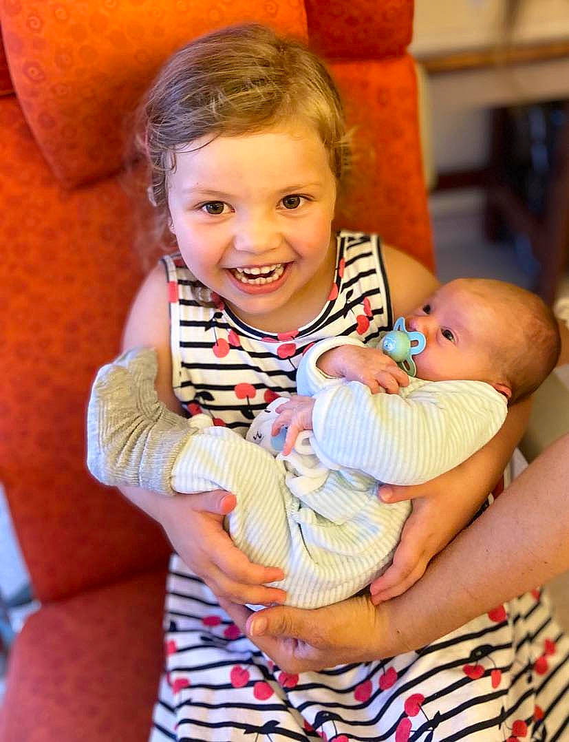 Soline a rejoint le concours — aidez-le/la à gagner de superbes lots ! abdomen, baby, baby_toddler_clothing, cheek, comfort, eye, face, facial_expression, fun, gesture, hairstyle, happy, head, human_body, iris, joy, person, skin, smile, stomach