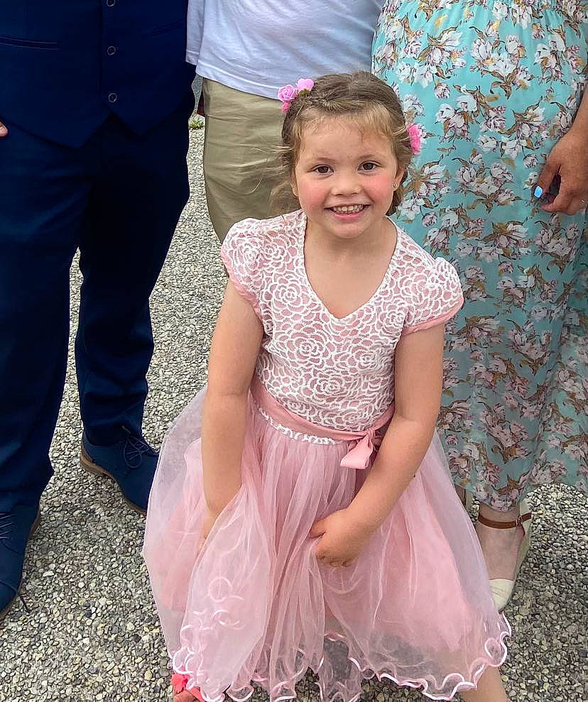 Soline participe au concours pour gagner de l'argent avec cette photo : baby_toddler_clothing, child, day_dress, dress, face, facial_expression, fun, gesture, grass, hairstyle, hand, happy, head, human_body, joint, joy, person, pink, smile, textile