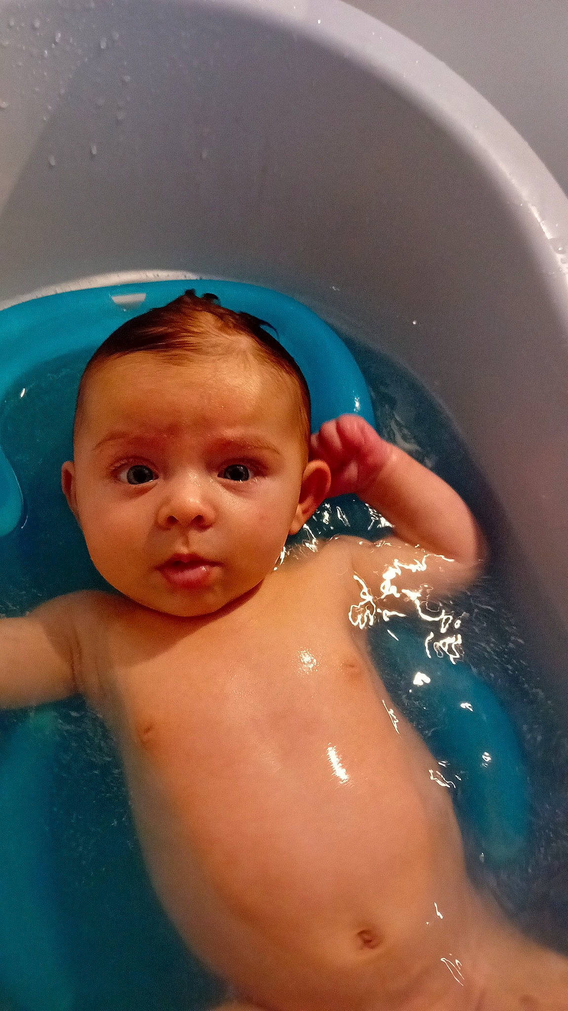 Delya a rejoint le concours — aidez-le/la à gagner de superbes lots ! baby, baby_bathing, bathing, bathroom, bathtub, cheek, chest, child, ear, fluid, fun, happy, leisure, liquid, person, plumbing, skin, swimming_pool, thumb, toddler