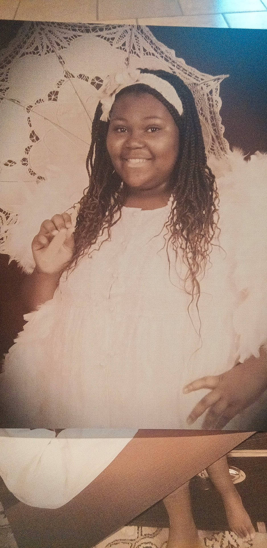 Emonie is registered to the contest to win money with this photo: beauty, bridal_accessory, eyebrow, facial_expression, fashion, flash_photography, fun, gesture, hair, hairstyle, happy, head, iris, joy, lip, long_hair, person, smile, style, tints_and_shades